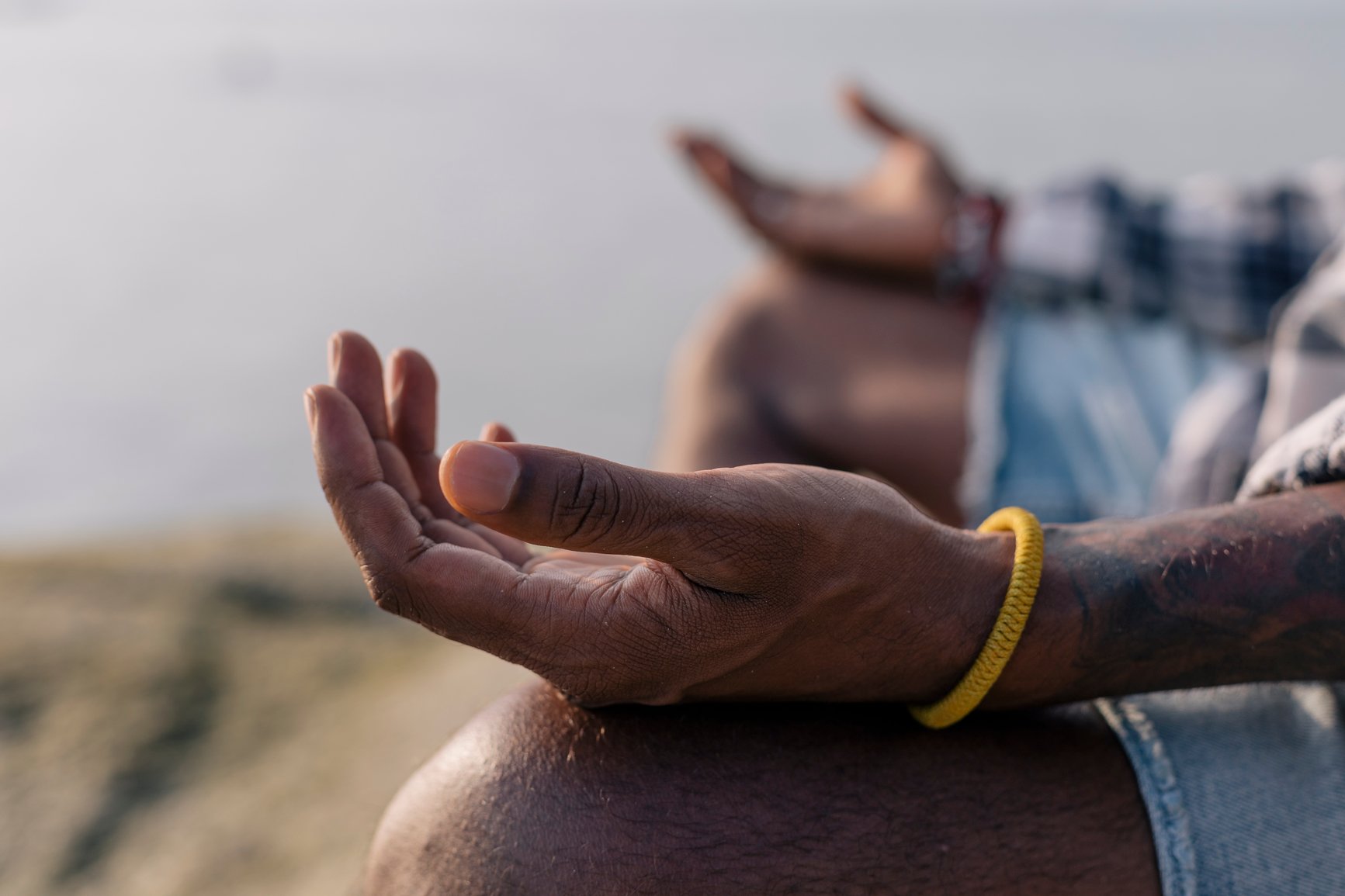 Des mains en position de méditation