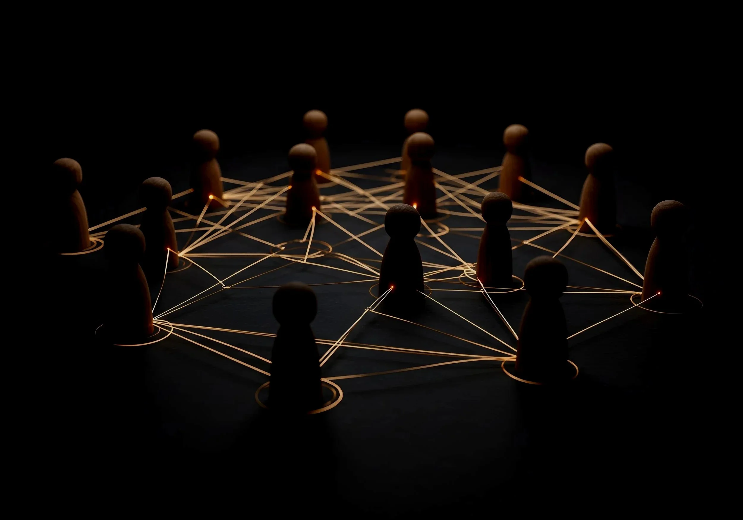 Vernetzte Holzfiguren, die ein Netzwerk bilden.