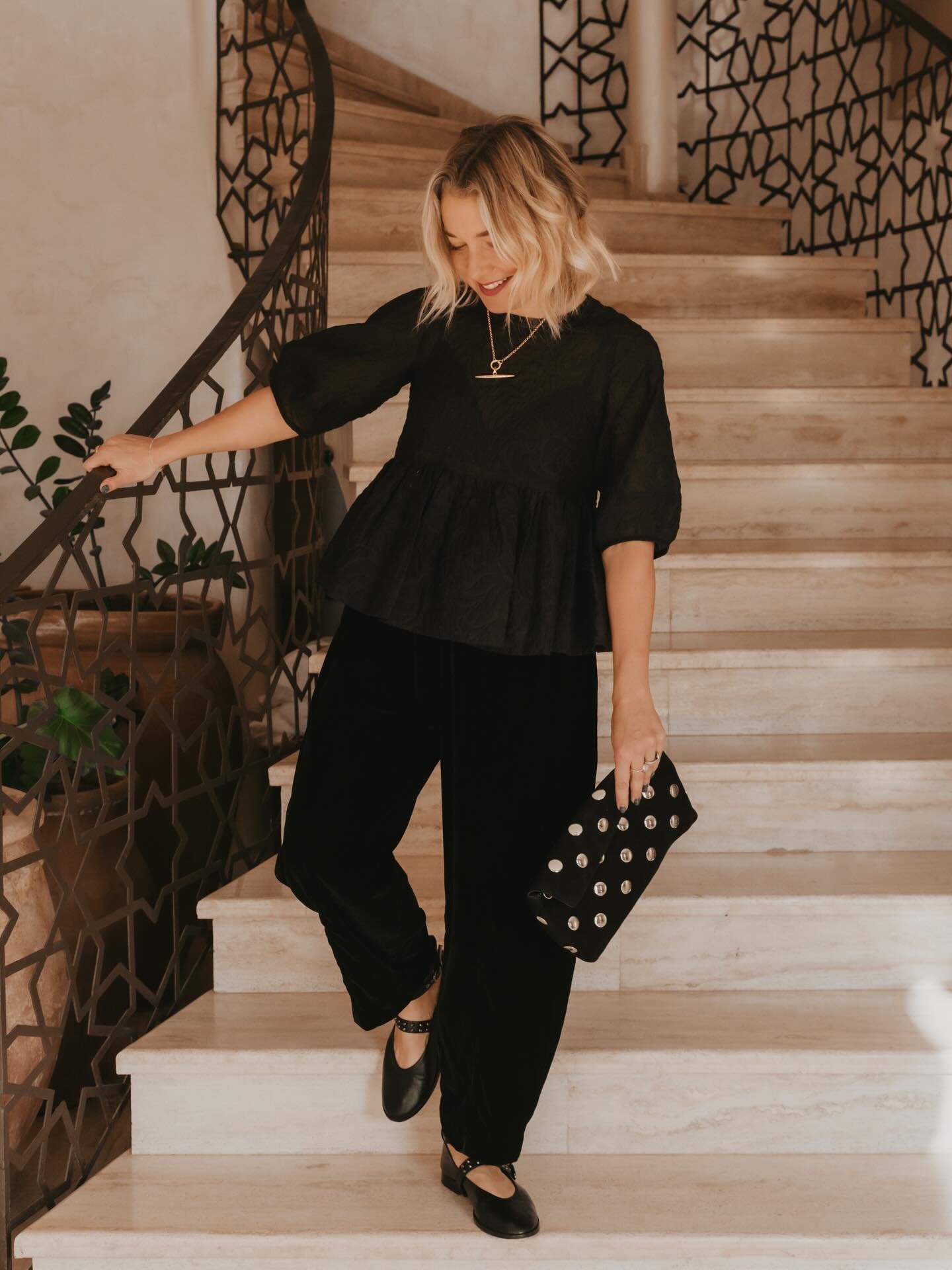 An outfit that&rsquo;s as comfortable as a tracksuit but as smart as a button (I&rsquo;m not sure if that&rsquo;s actually a phrase but I like the sound of it - I also like elasticated waists at Christmas) 💫🎶🧑&zwj;🎄🎄 

Top &amp; trousers @_beyon