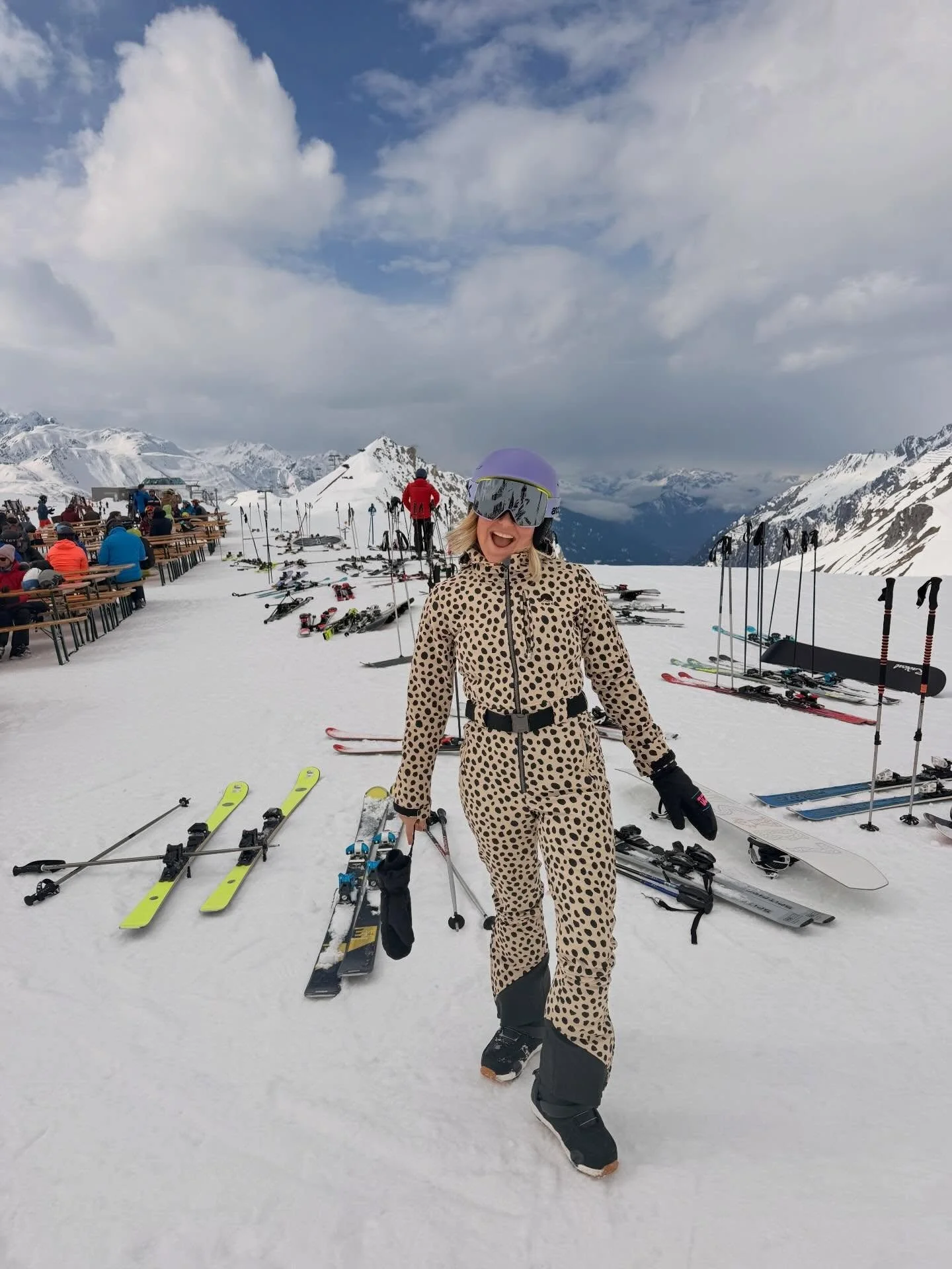 I&rsquo;m back in the mountains 🏔️ doing my favourite thing. 🙌💫🥂❄️🎿
So excited to welcome the Women Who Ski &amp; Snowboard March 2026 crew this afternoon! Fresh snow and sunshine has arrived in @stantonamarlberg @kalumaski especially. 🏂

Suit 
