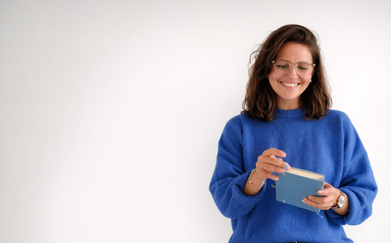 Carola Ritschel Coach Aachen mit Journal symbolisiert Selbstreflexion und bewusste Selbstführung im Coaching