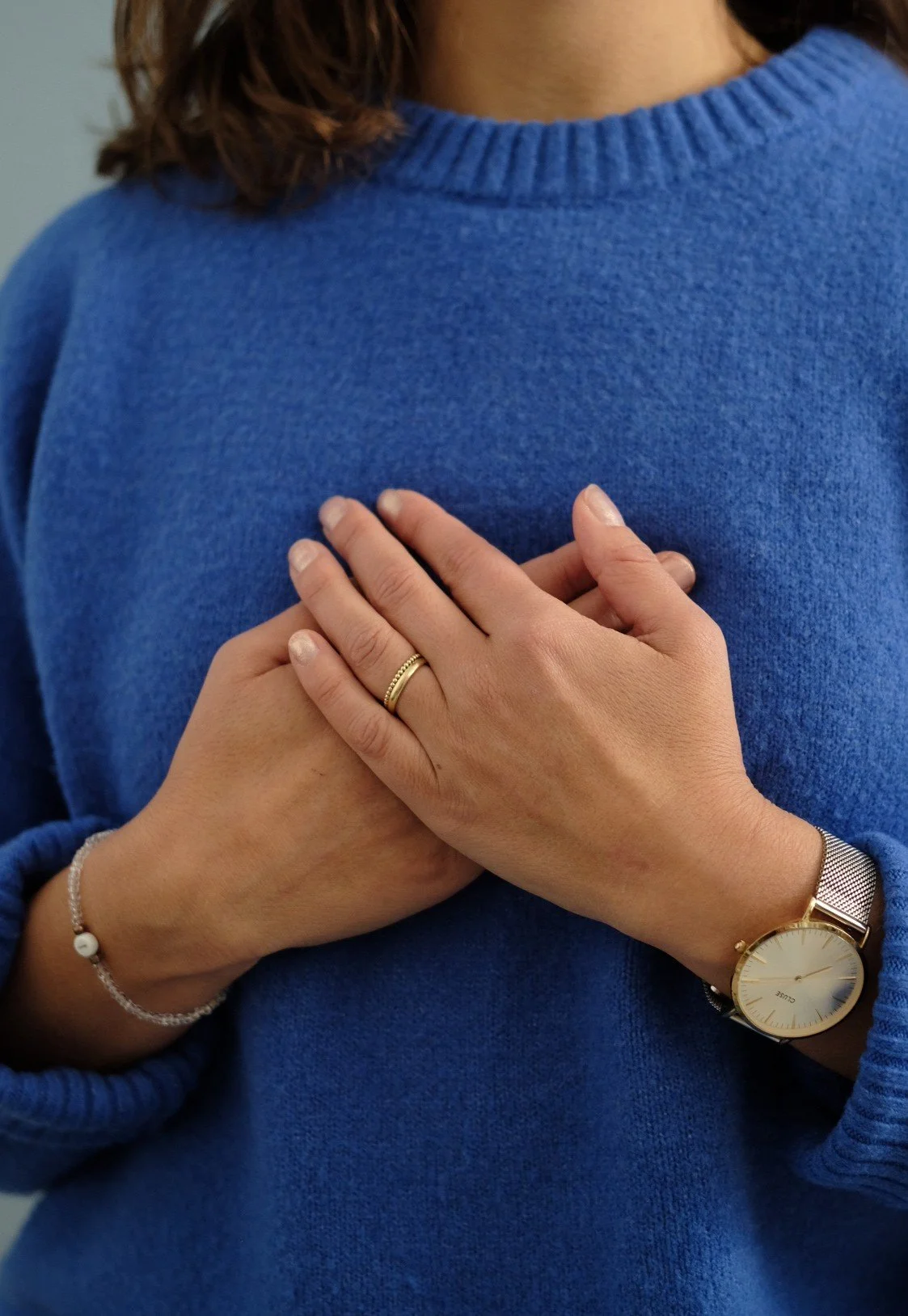 Frau mit Händen auf dem Herzen symbolisiert Selbstführung und emotionale Achtsamkeit im Coaching Aachen