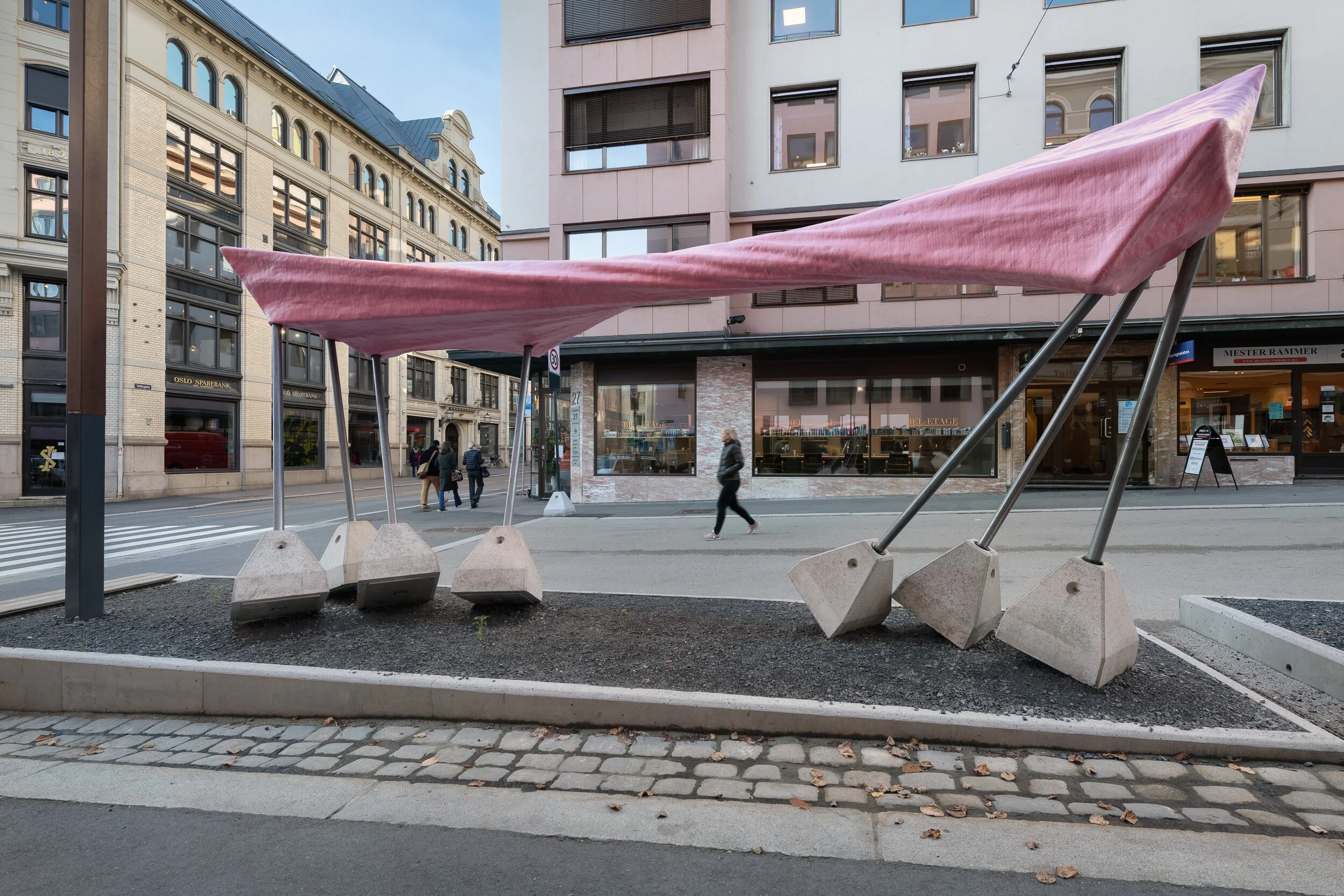 KARIN BLOMGREN Långa kolonner faller från mina fingrar, 2020