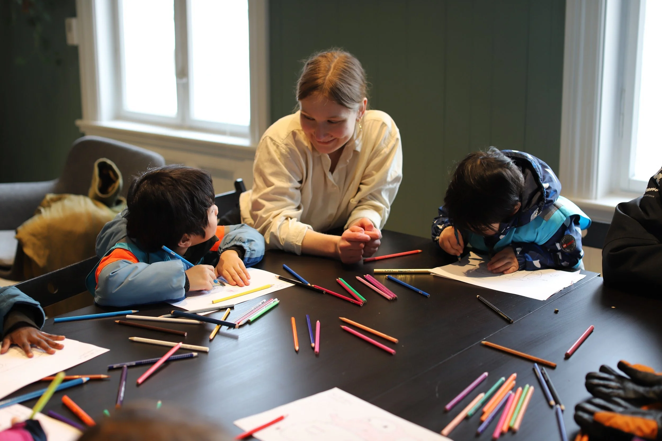 NBFs formidler Benedicte holder tegneverksted for Støperiet barnehage