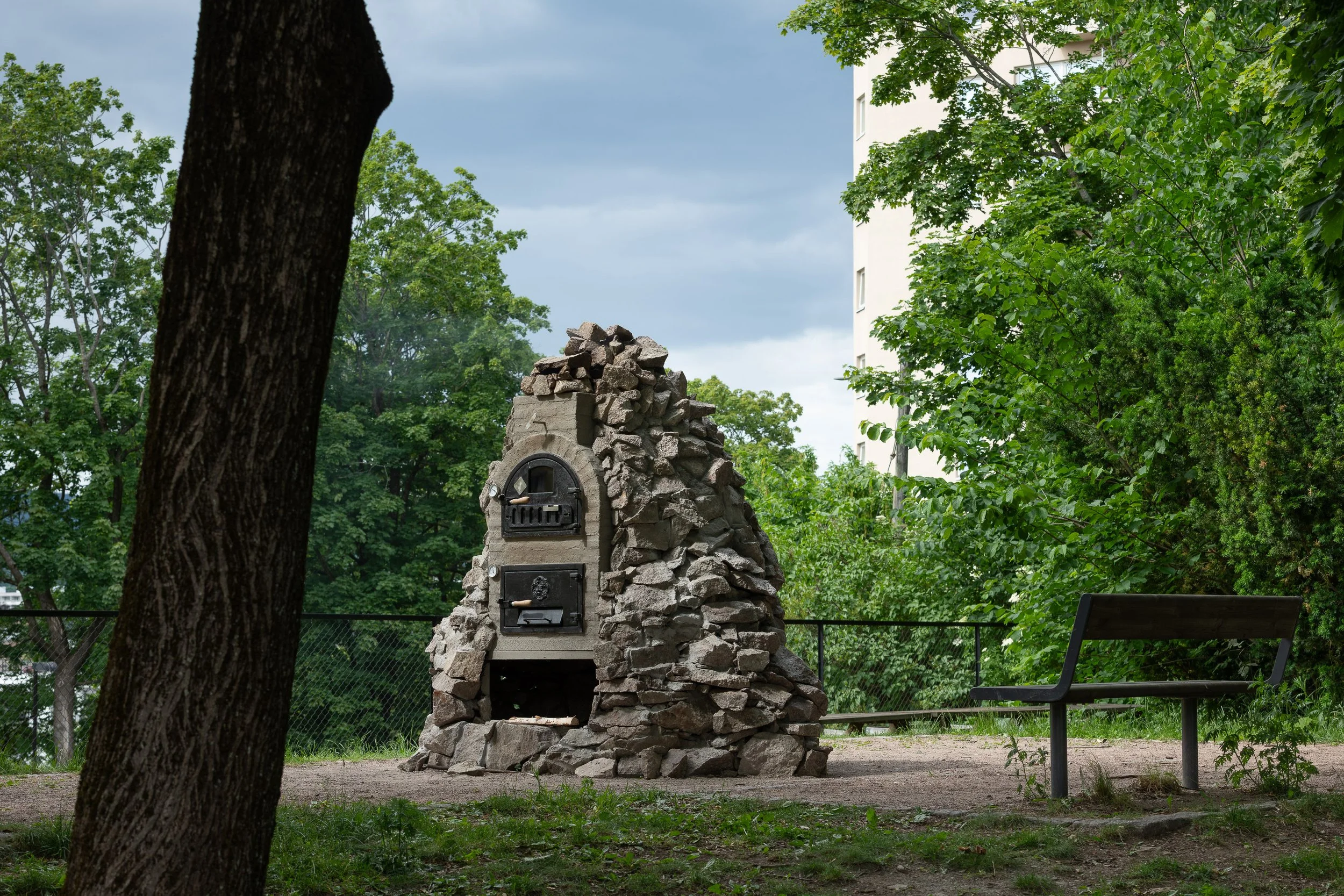 BOBRIKOVA &amp; DE CARMEN neovarde