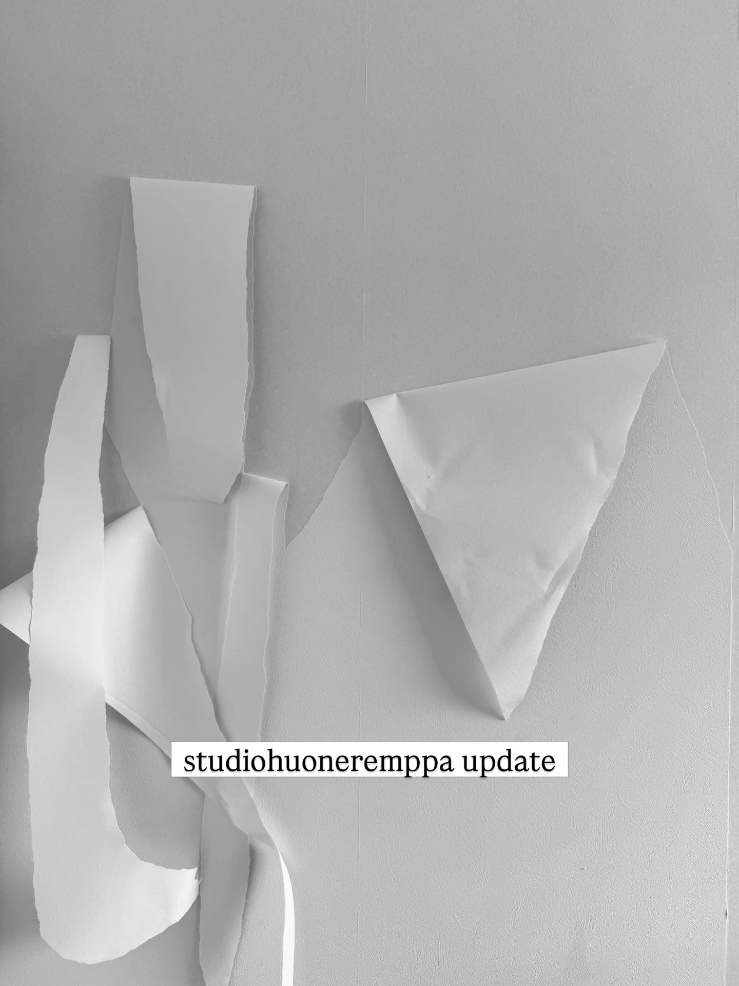 Studiohuoneremppa update🪜🪚

Vanhat tapetit on vaihdettu uusiin. 
Oon yleens&auml; seinien maalaamisen kannalla, mutta koska t&auml;&auml;ll&auml; talossa on lastulevysein&auml;t eik&auml; niit&auml; t&auml;h&auml;n h&auml;t&auml;&auml;n ainakaan t&