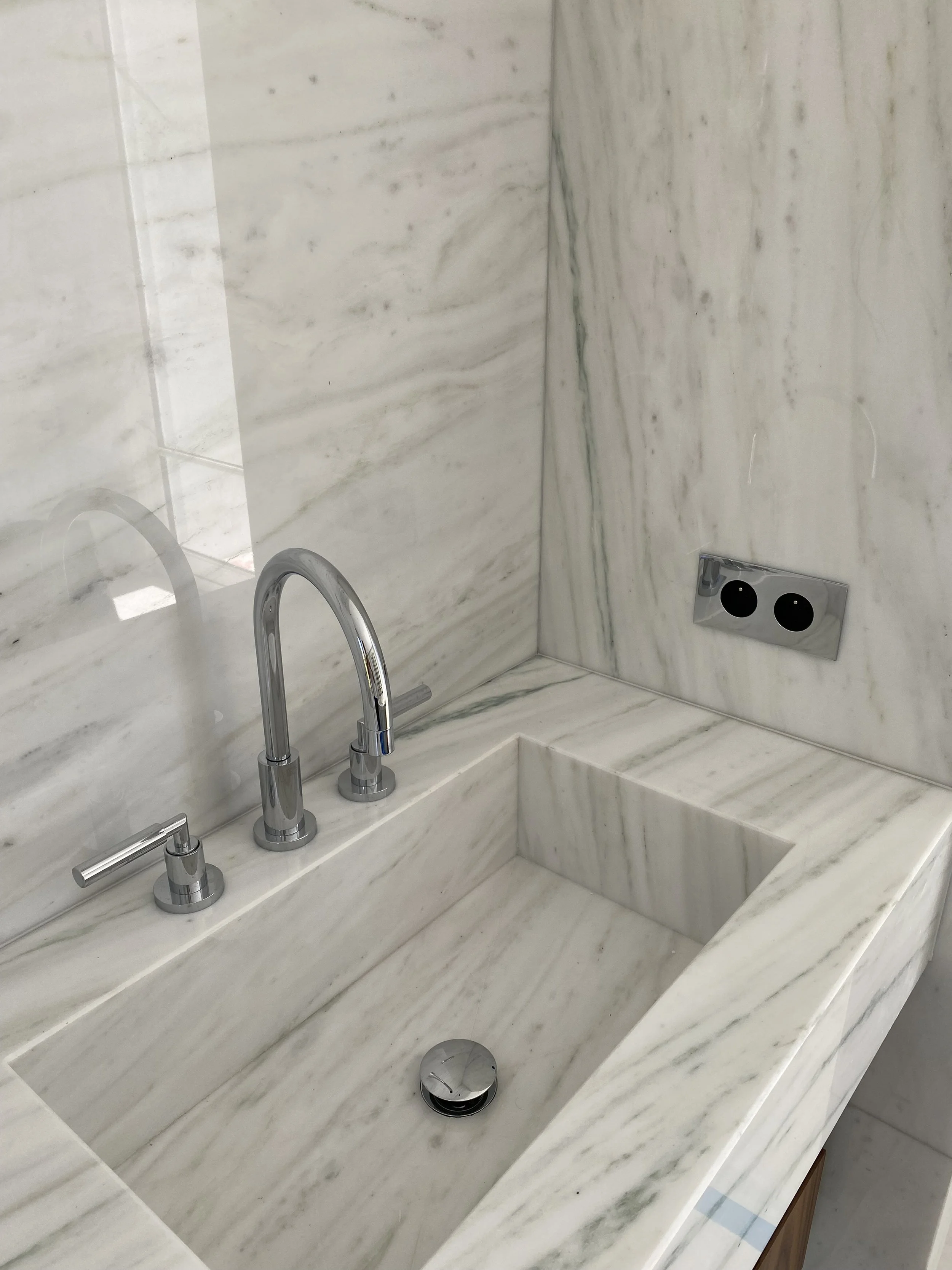 Prise de courant salle de bain Villefranche sur Mer.jpeg