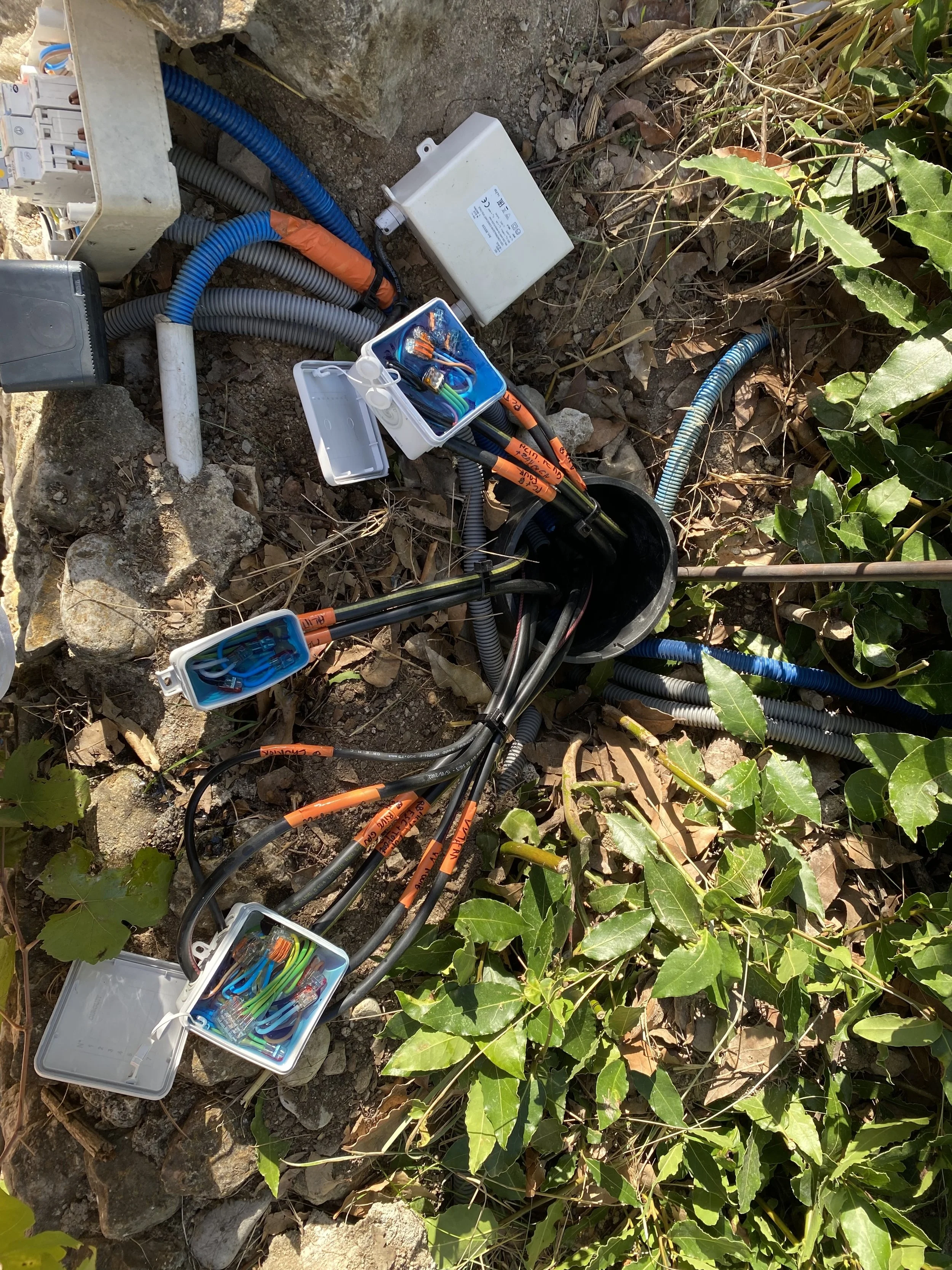 Câblage boîte étanche Côte d’Azur.jpeg