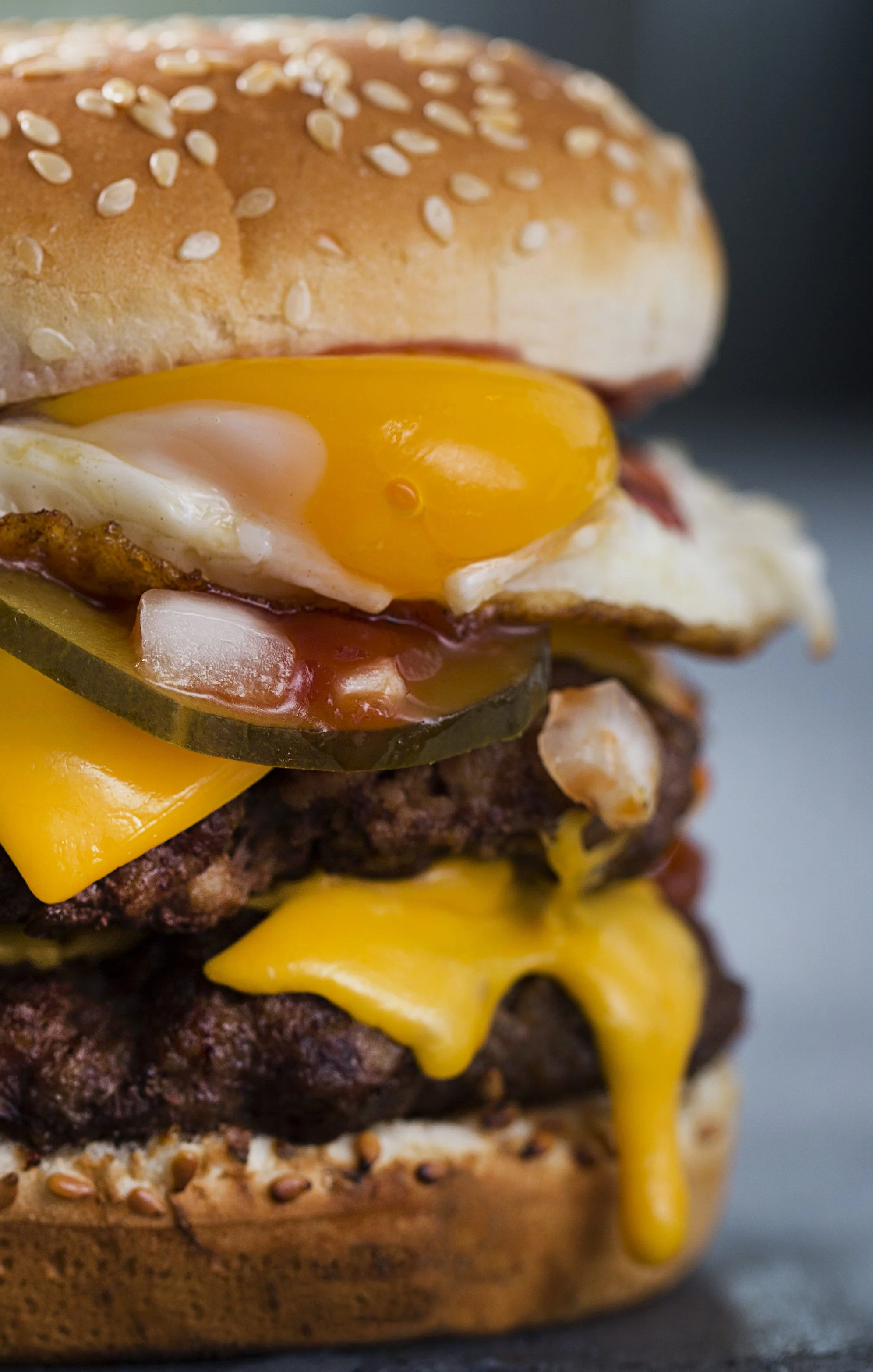 Close-up of a cheeseburger 