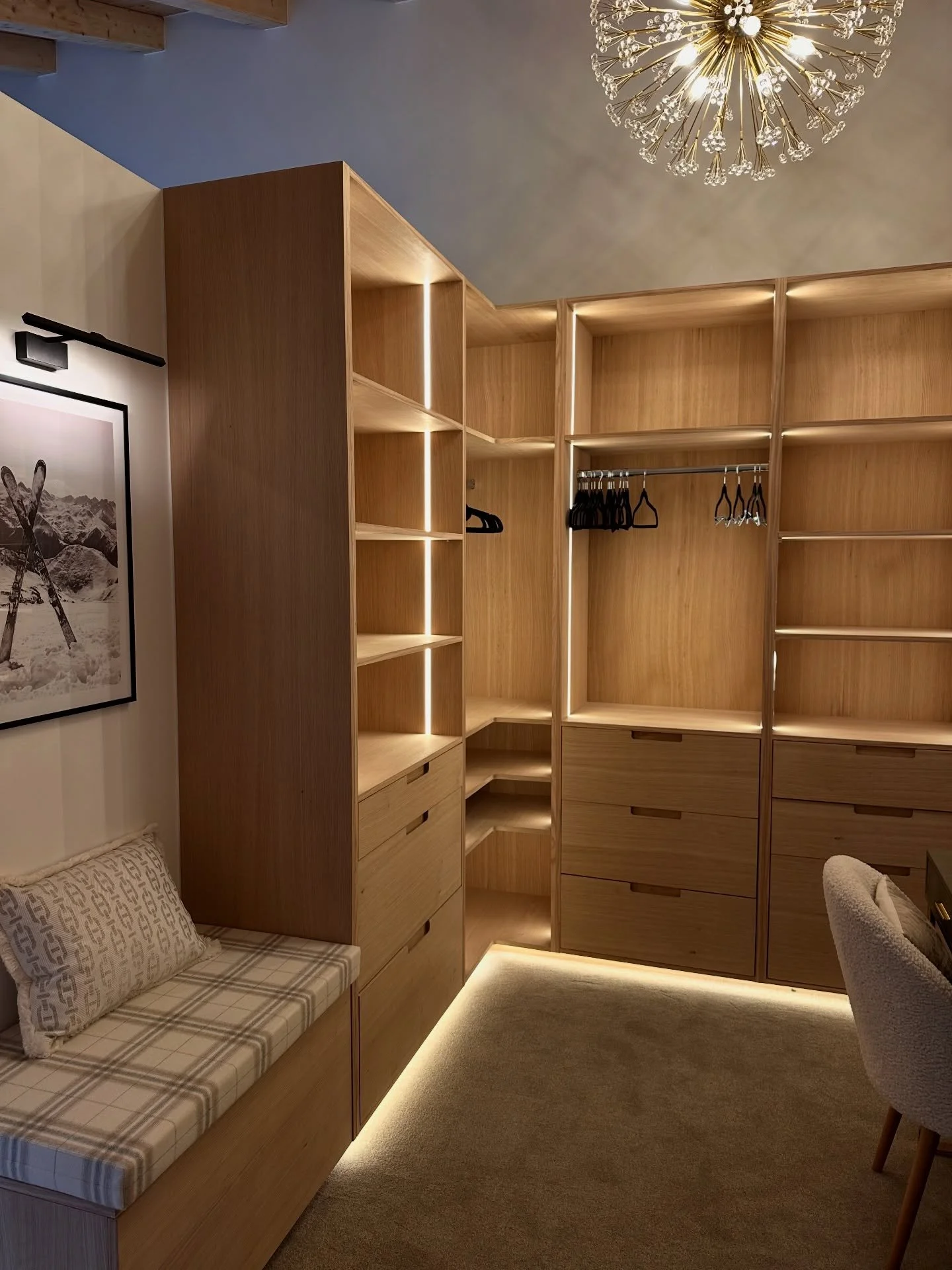 Happy Monday 🎉 If you have 2 minutes to spare at this time of the year then you are winning at life!! 🙌 and you can take a second to ponder just WHAT was this room before it became a dressing room? 

Swipe 👉🏻 to find out what it was only a few mo