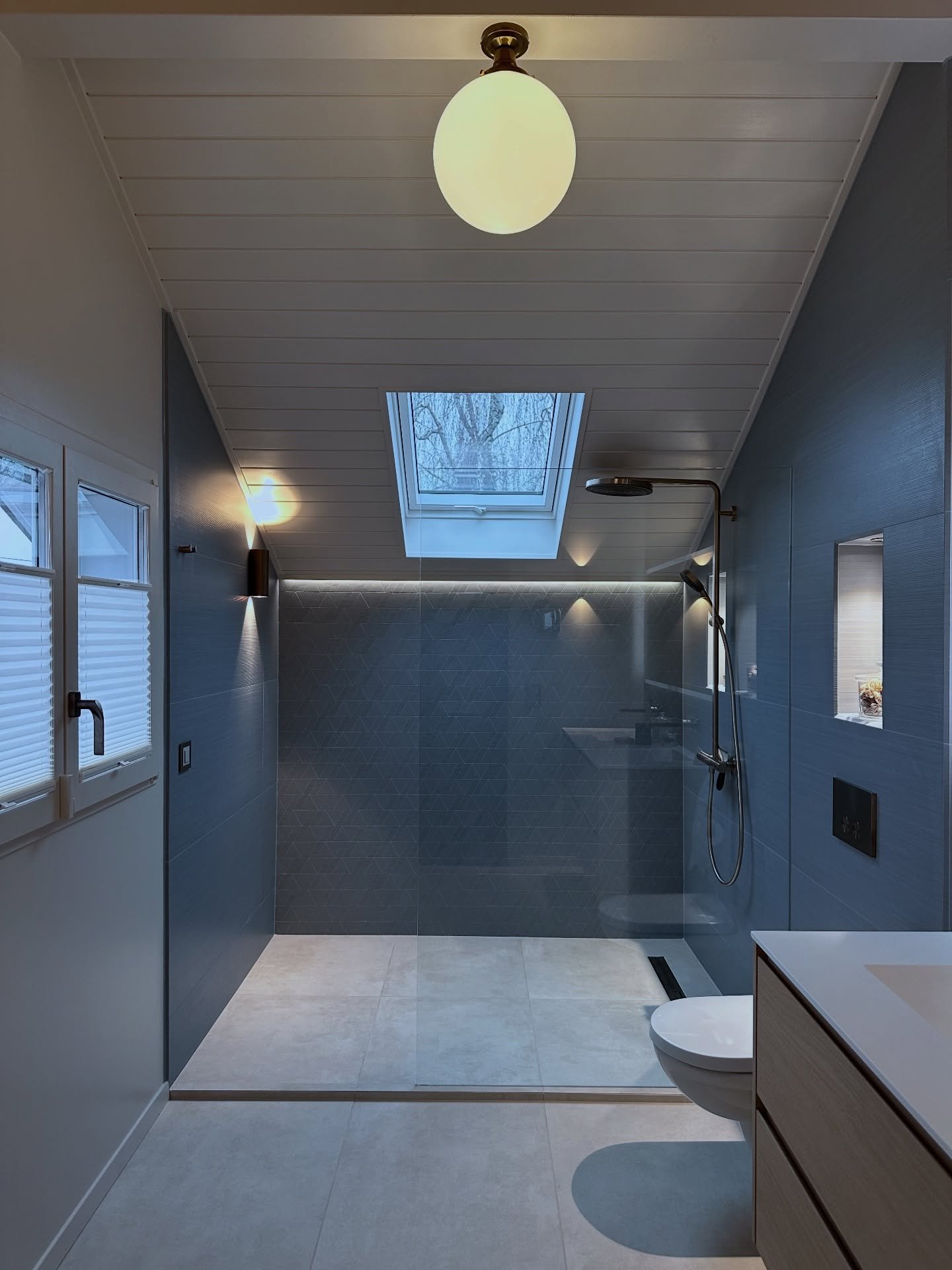 Doesn&rsquo;t a velux just change everything? 🪟 Swipe left to see the space before it got a literal sky shower. Oh and as always&hellip; some fun light work which always gets the electricians trying to direct my fingers into a electrical socket 😂 b