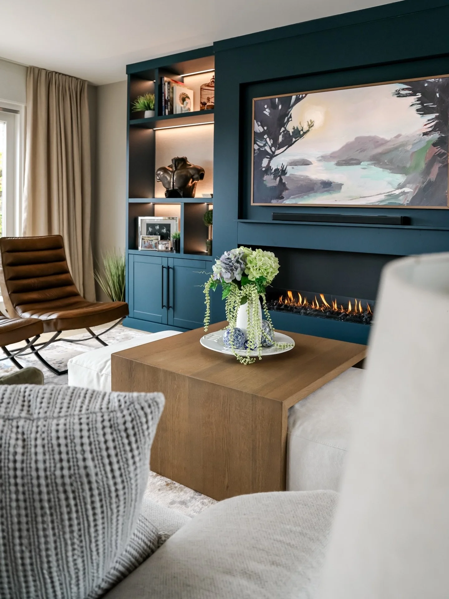 What&rsquo;s better then the great outdoors? 🏔️ Coming inside to a great indoors! 🛋️ And what better way then to be welcomed by a flickering fire 🔥 to warm your soul. It makes a difference don&rsquo;t you think!? (swipe for the &lsquo;Before&rsquo