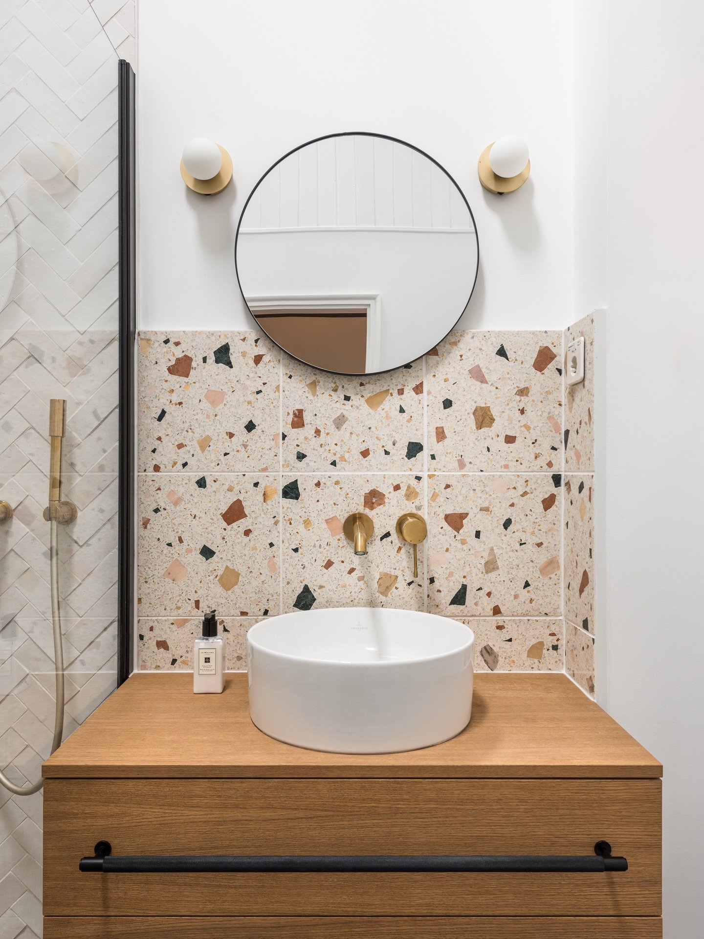 Morning!!! Did you know that approximately 100 decisions are made when renovating a bathroom. 

Which one is your favorite 😜? 

* Layout &amp; Architecture &mdash; 10&ndash;15 decisions
* Plumbing &amp; Fixtures &mdash; 15&ndash;25 decisions
* Mater