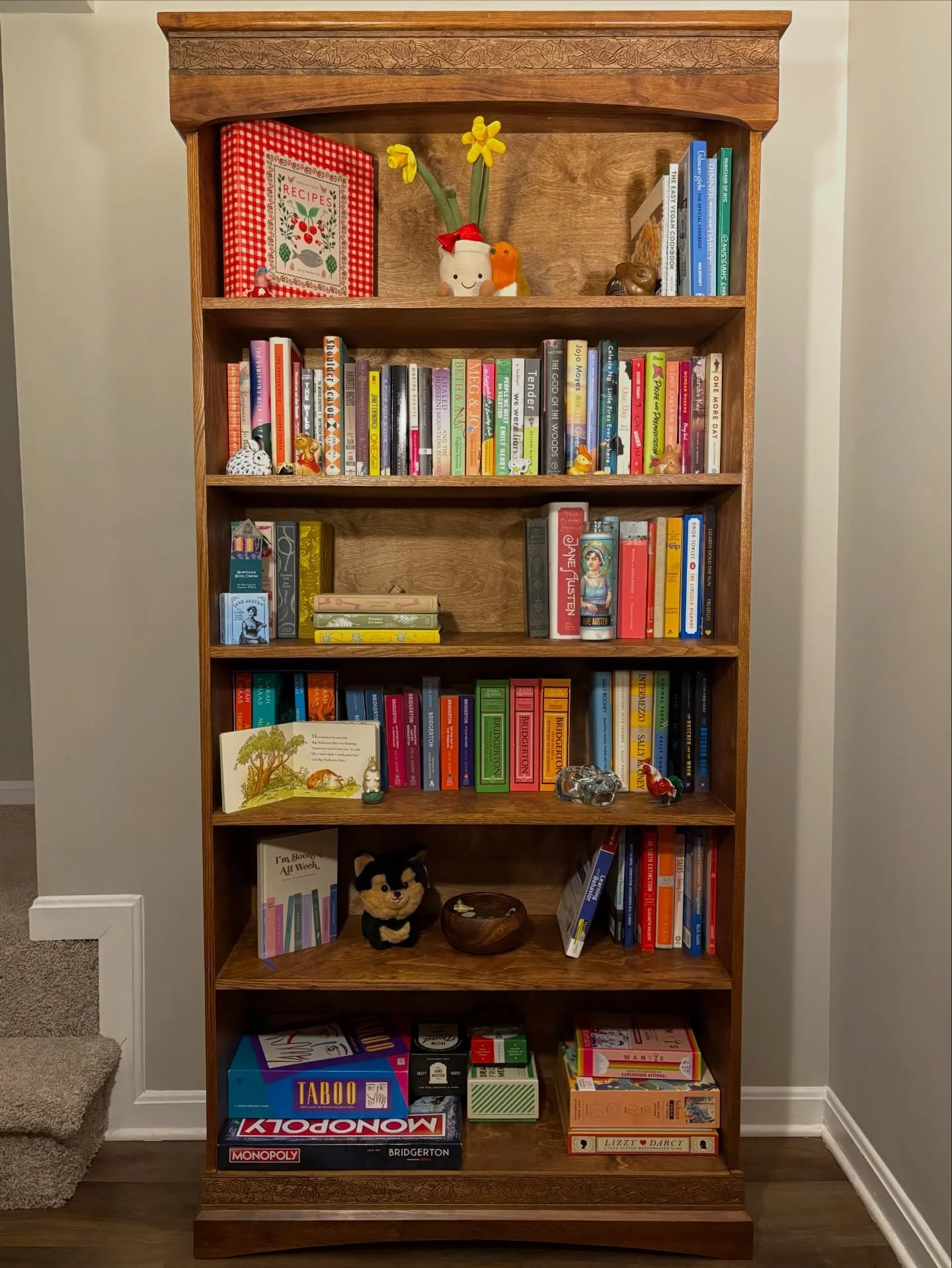Special Project: Custom bookcase.

Our client was looking for a large, freestanding bookcase to expand her library, as the existing one was overflowing with literature. 

Inspired by traditional furniture of the 19th and 20th centuries, the piece fea