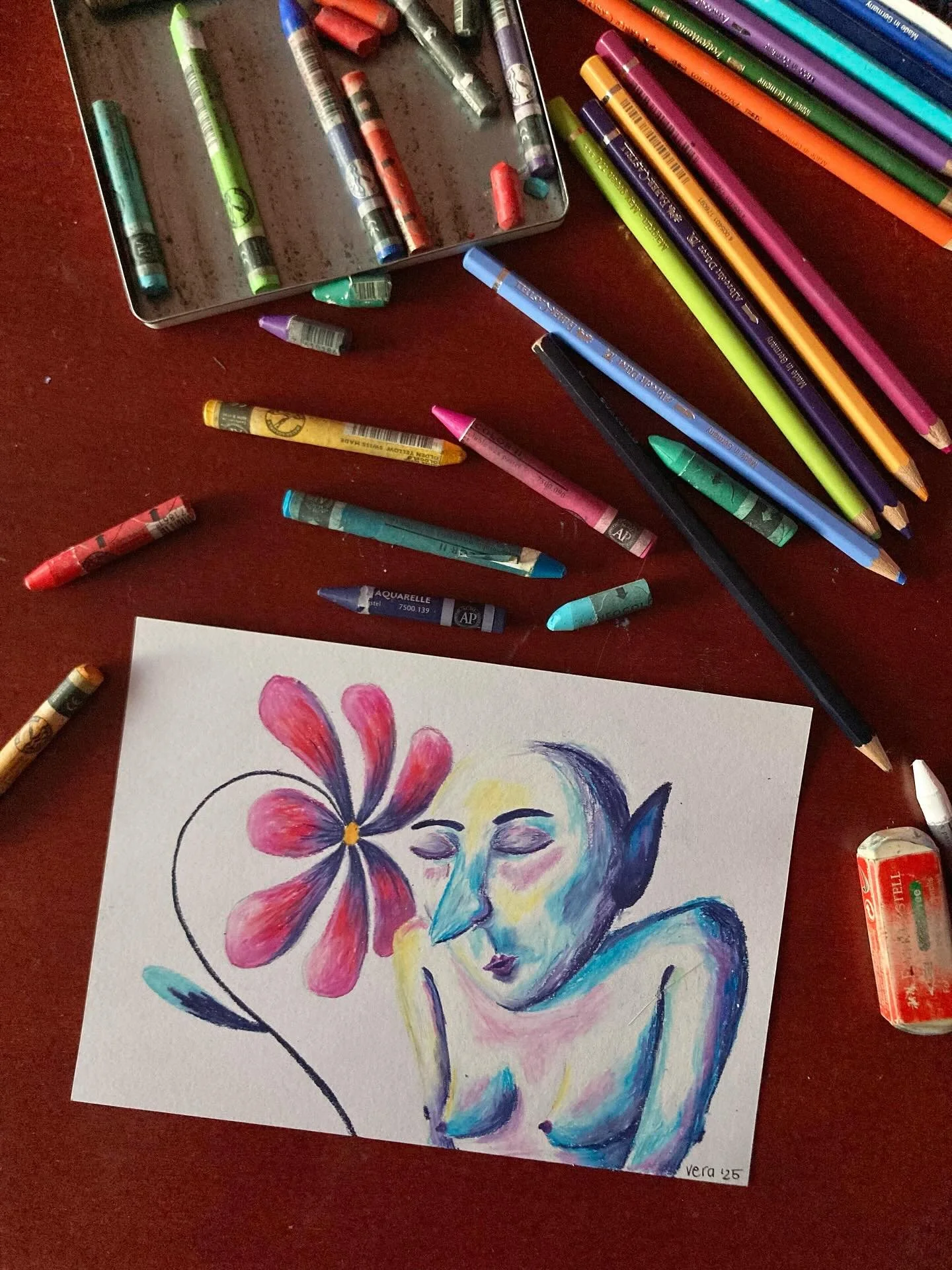 Some sketches and a nice impression of my artist studio after a few hours of drawing 😮&zwj;💨 

#illustration #sketching #colorfulillustration #sketchbook #illustrator #pencil