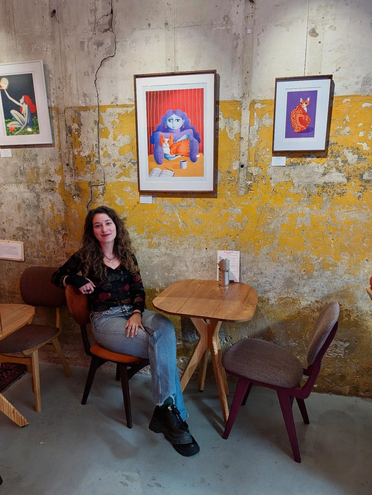 My work &hearts;️ cafe @lifes.a.peach.utrecht 

What a great place to exhibit my paintings. They have amazing (vegan!!) foccacias and pastries, and a beautiful space with lots of colours 😻

Come visit, food and prints available at the counter ;)

#i