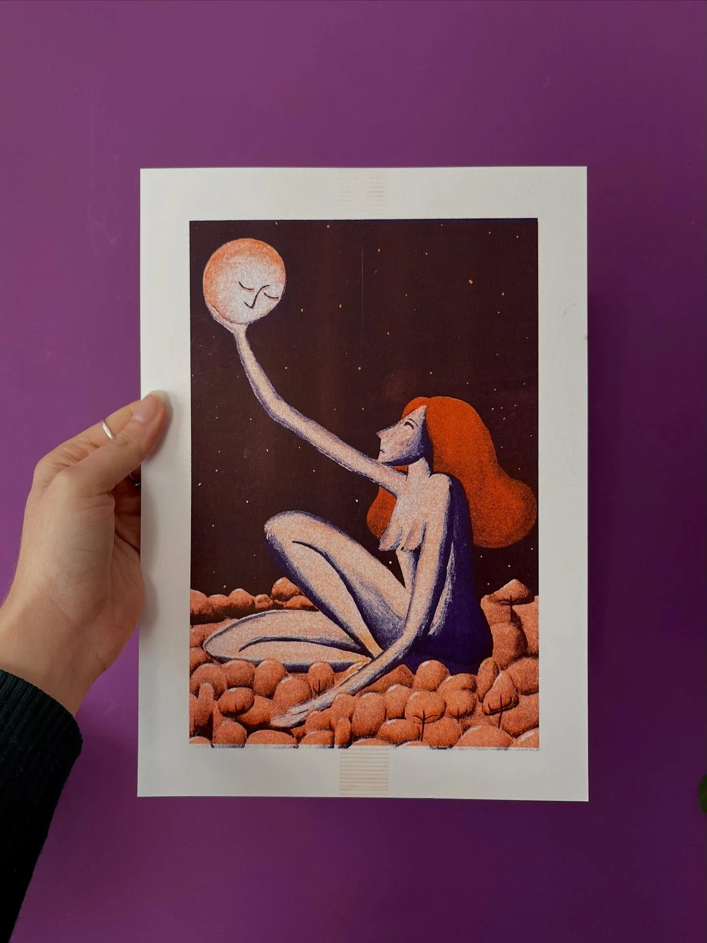 First riso print experiment at @tosamtosamtosam 🤩 I choose two layers: purple and orange. The colours and grain give a whole new vibe to this maanvrouw, I love it. More experiments to come. 

#illustration #risoprint #gouache