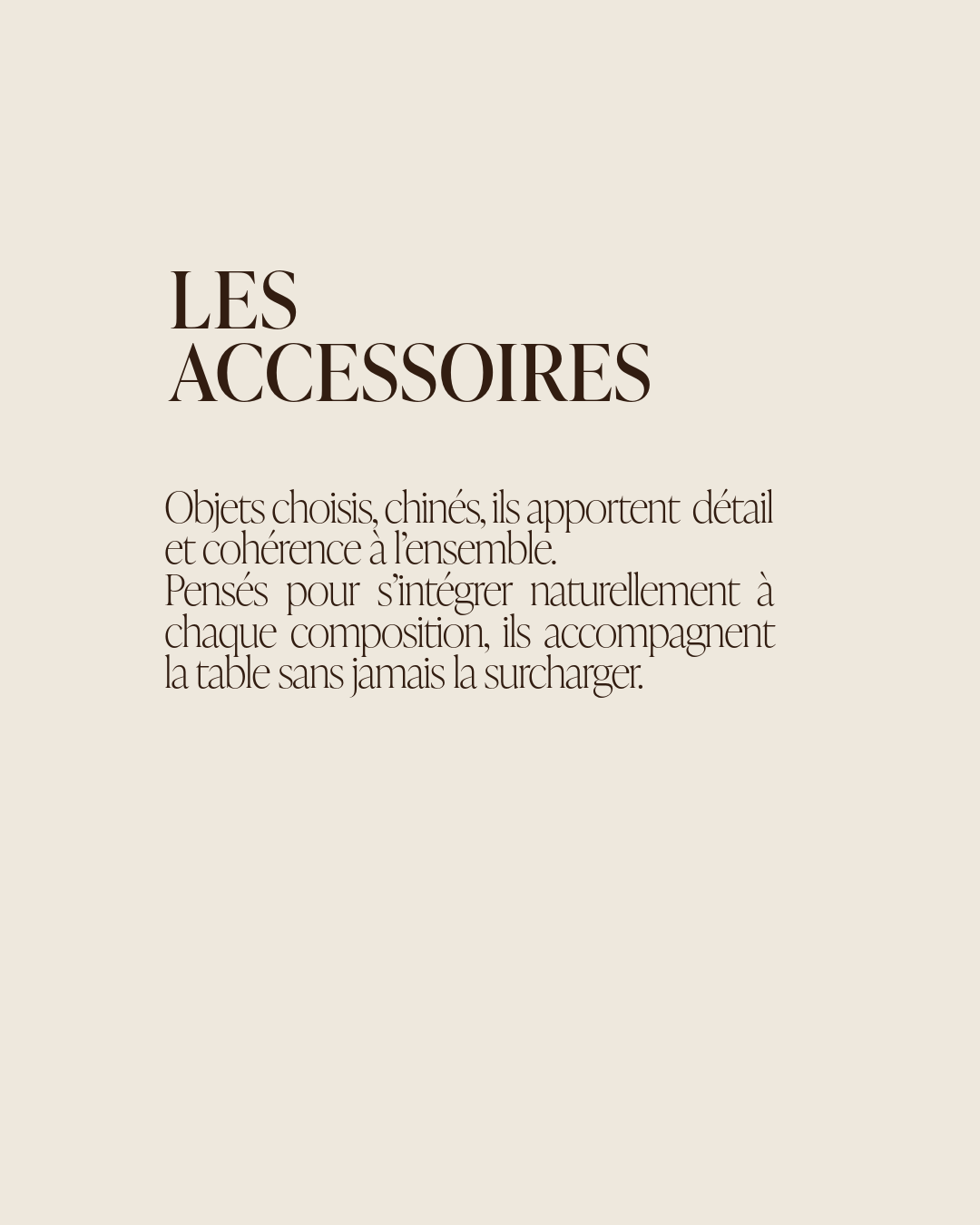 Page avec le titre 'Les Accessoires' et un paragraphe en français décrivant l'importance des accessoires dans la décoration et leur intégration naturelle à chaque composition.