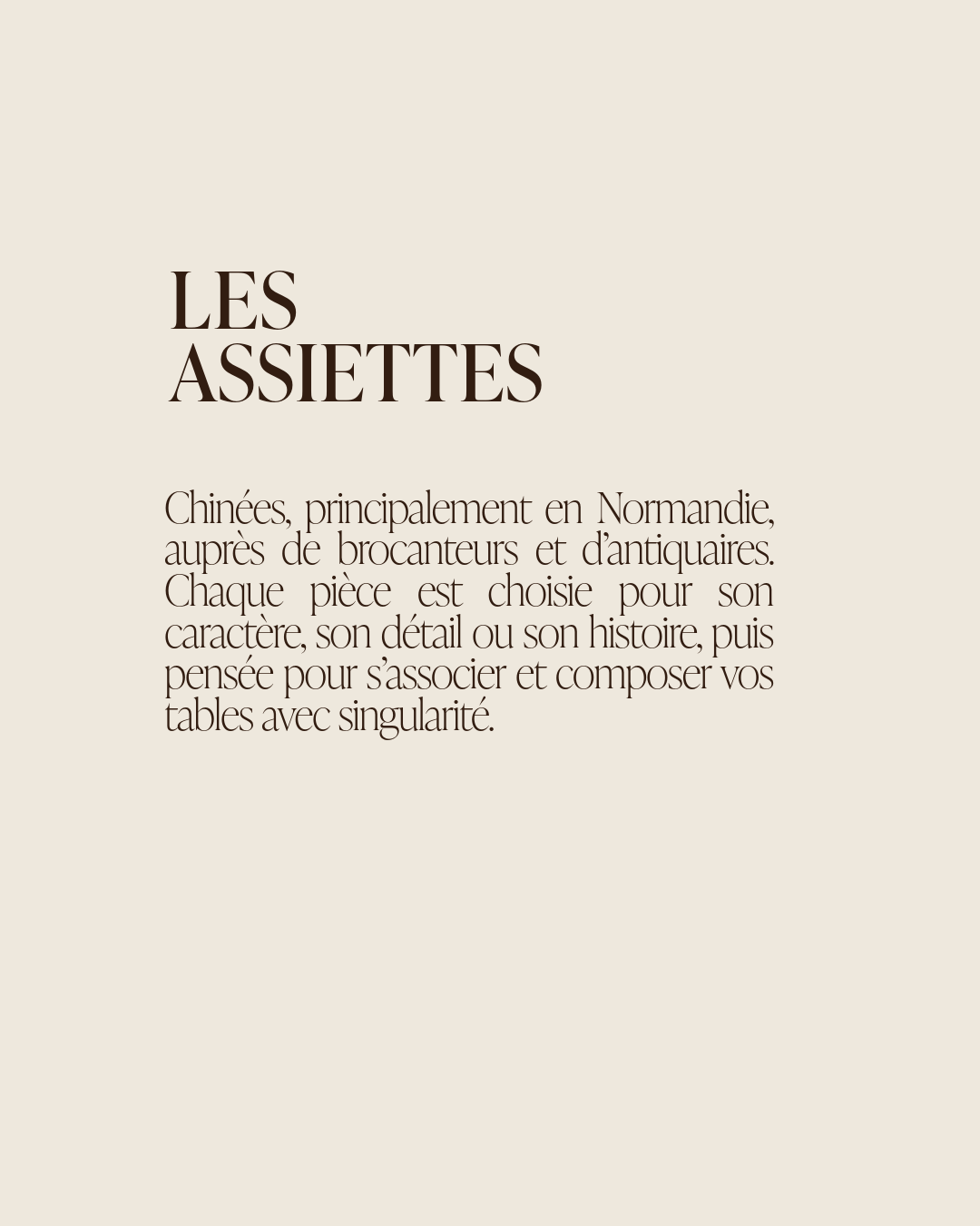 Une fiche descriptive sur les assiettes, expliquant qu'elles sont principalement chinées en Normandie auprès de brocanteurs et d'antiquaires, chaque pièce étant choisie pour son caractère, son détail ou son histoire, dans le but de s'associer et de composer des tables avec singularité.