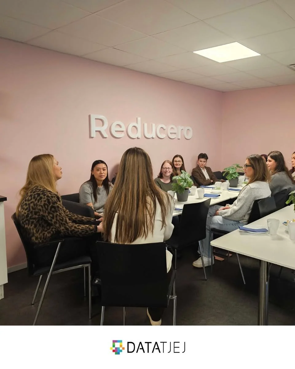 Medarbetare sitter runt ett konferensbord