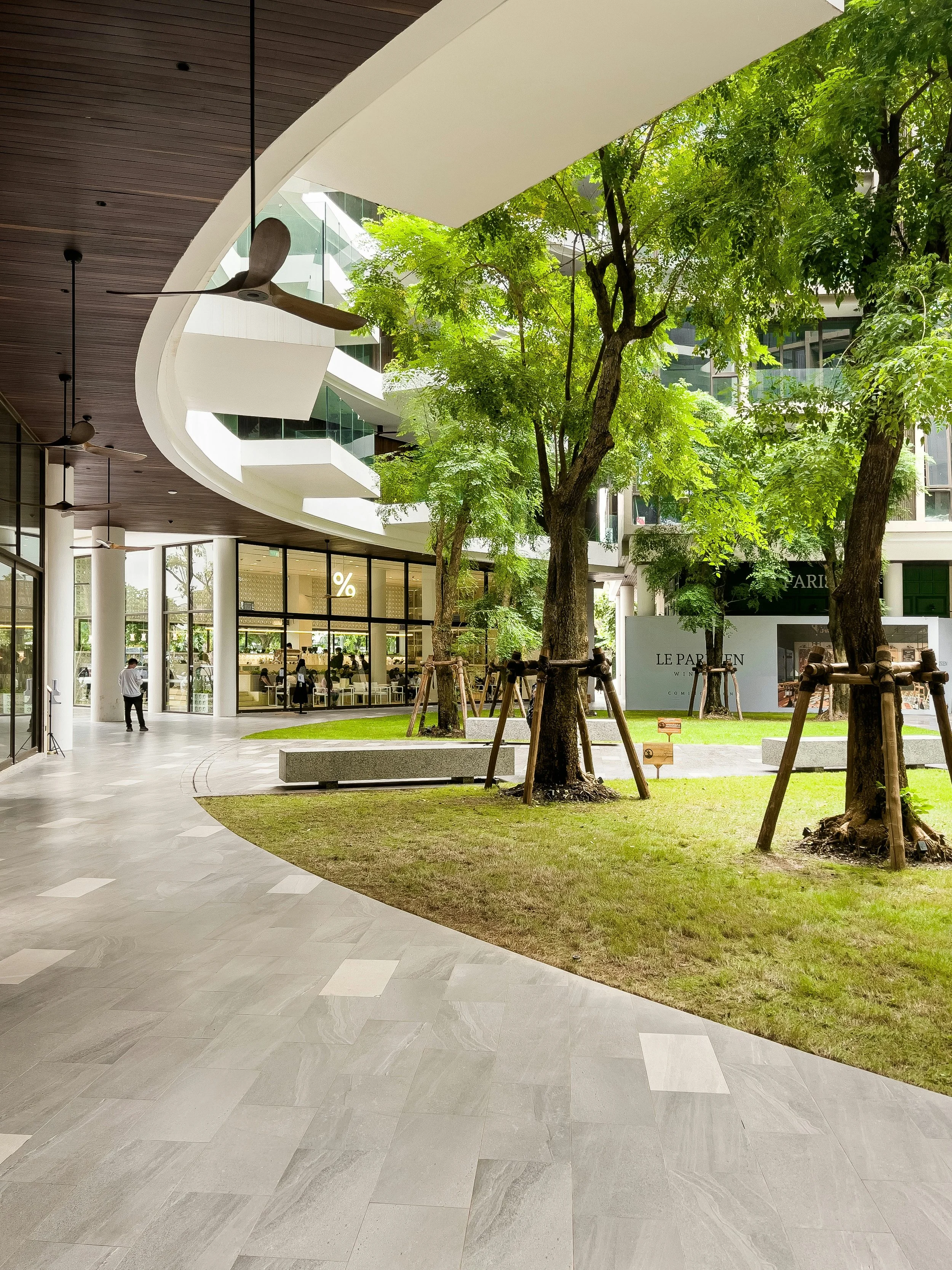 Utomhusmiljö med träd på innegård