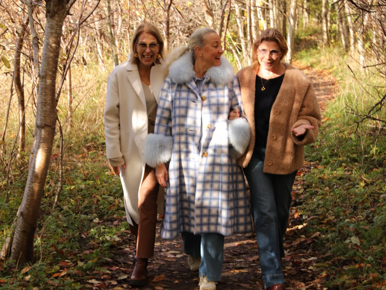 Tre kollegor på promenad i skogen