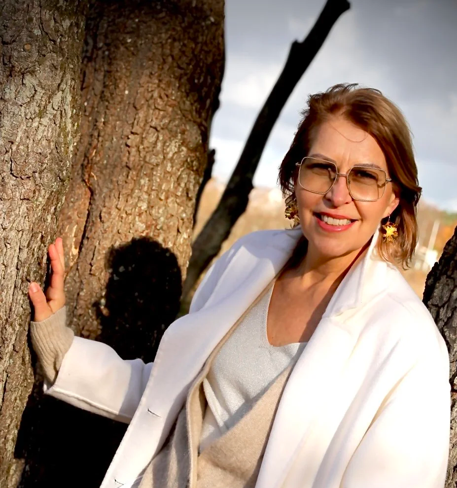 Kvinna vid träd i sol