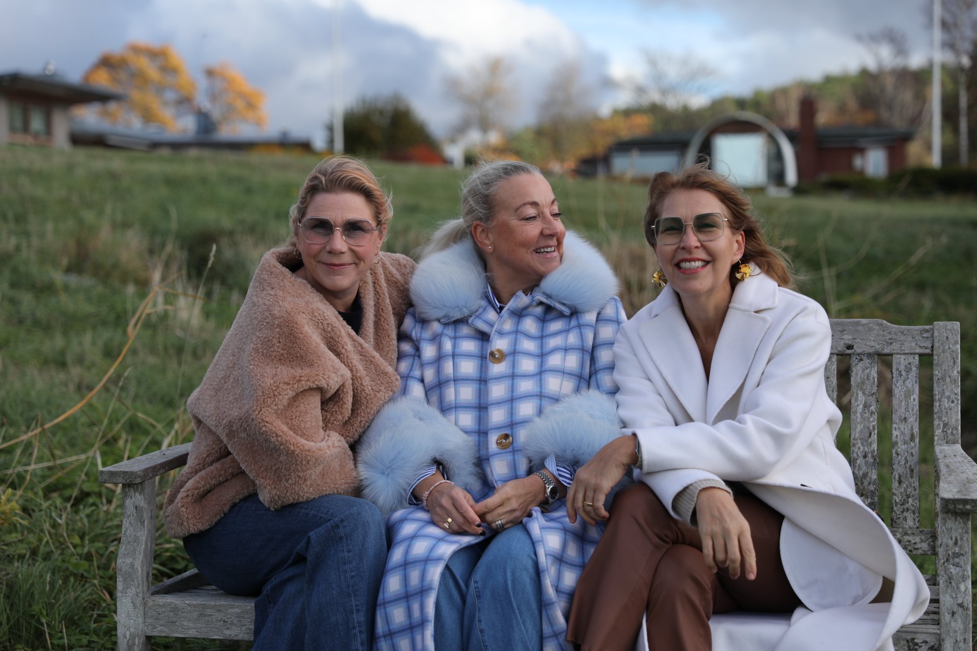 Kollegor på bänk utomhus