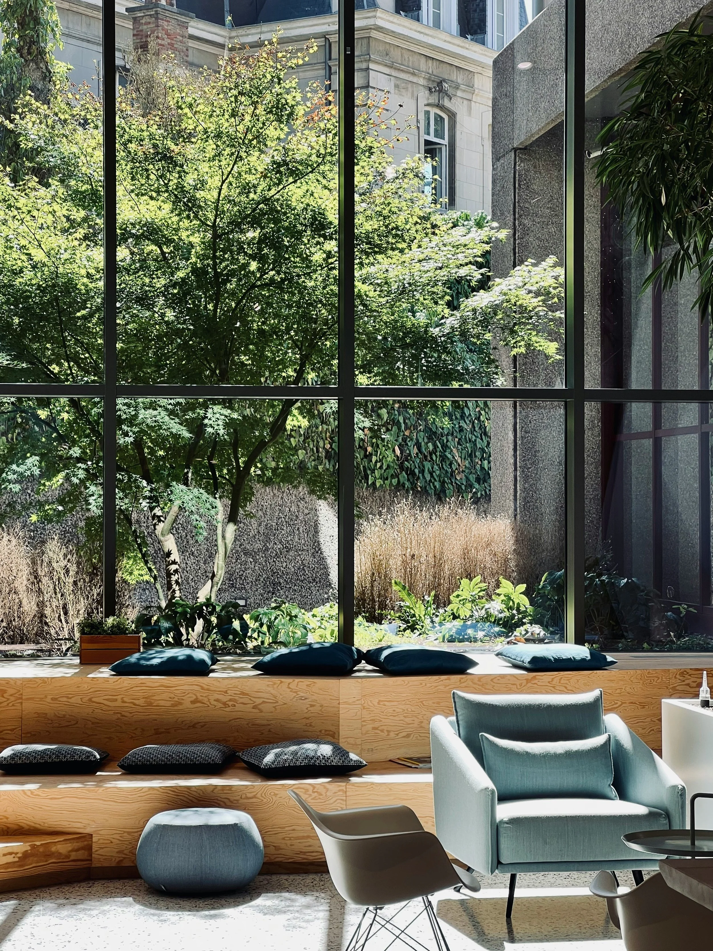 Loungemiljö med stora fönster