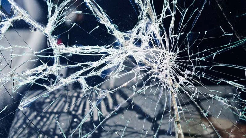 Foto einer zerbrochenen Glasscheibe