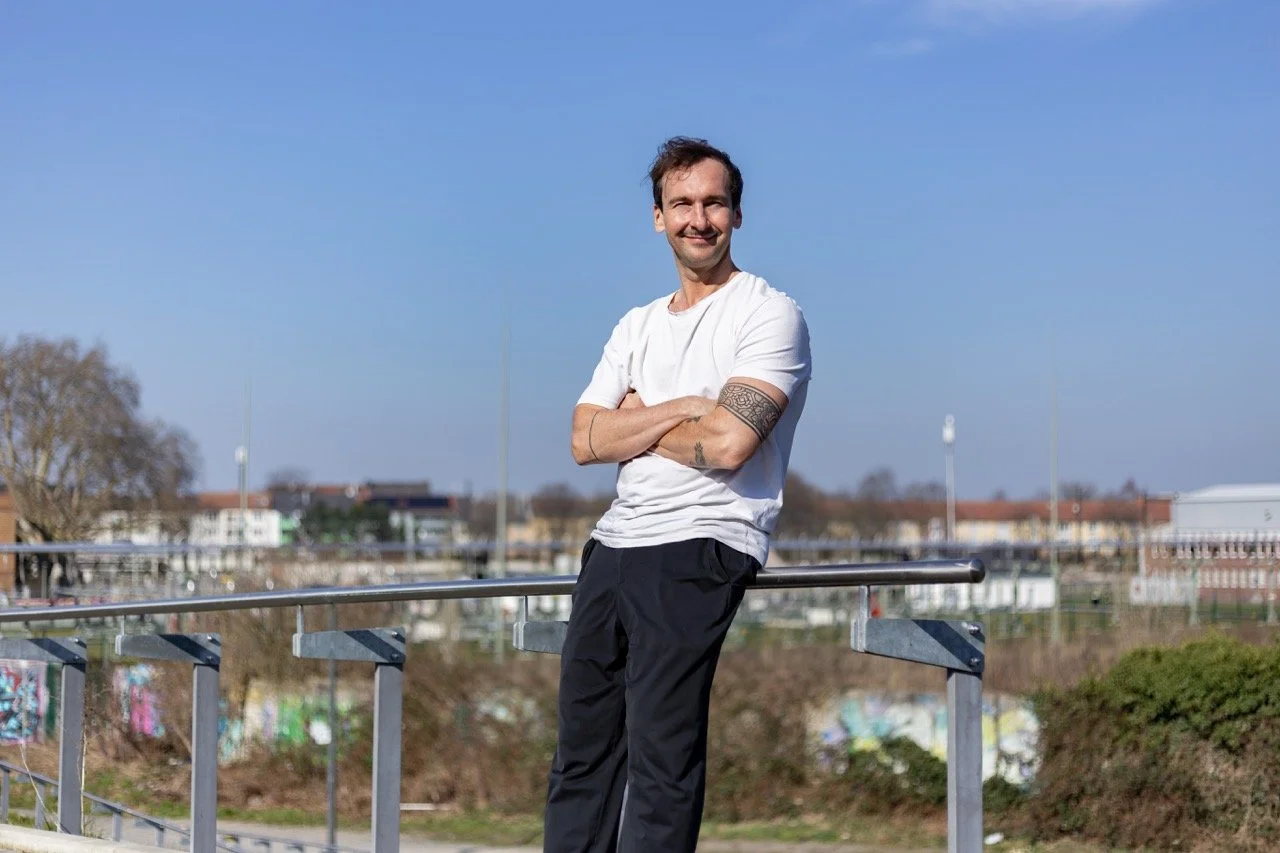 Thomas Ploch stolz an einem Geländer lehnend