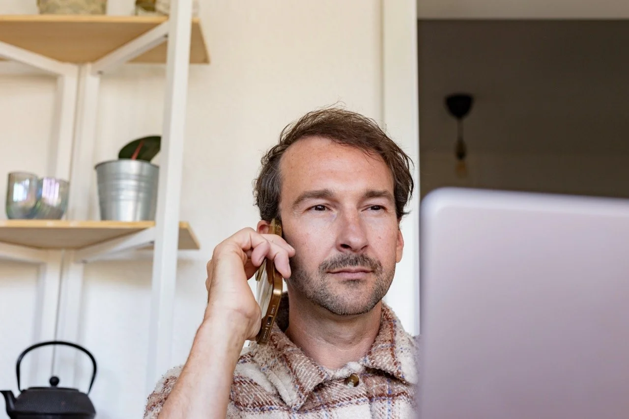Nahaufnahme von Thomas Ploch, wie er telefoniert um Versicherungsfragen zu klären