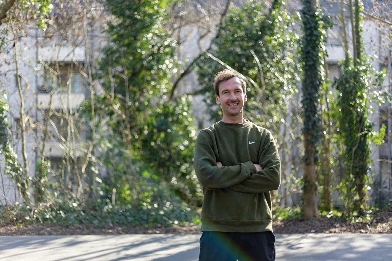 Thomas Ploch stolz stehend mit verschränkten Armen