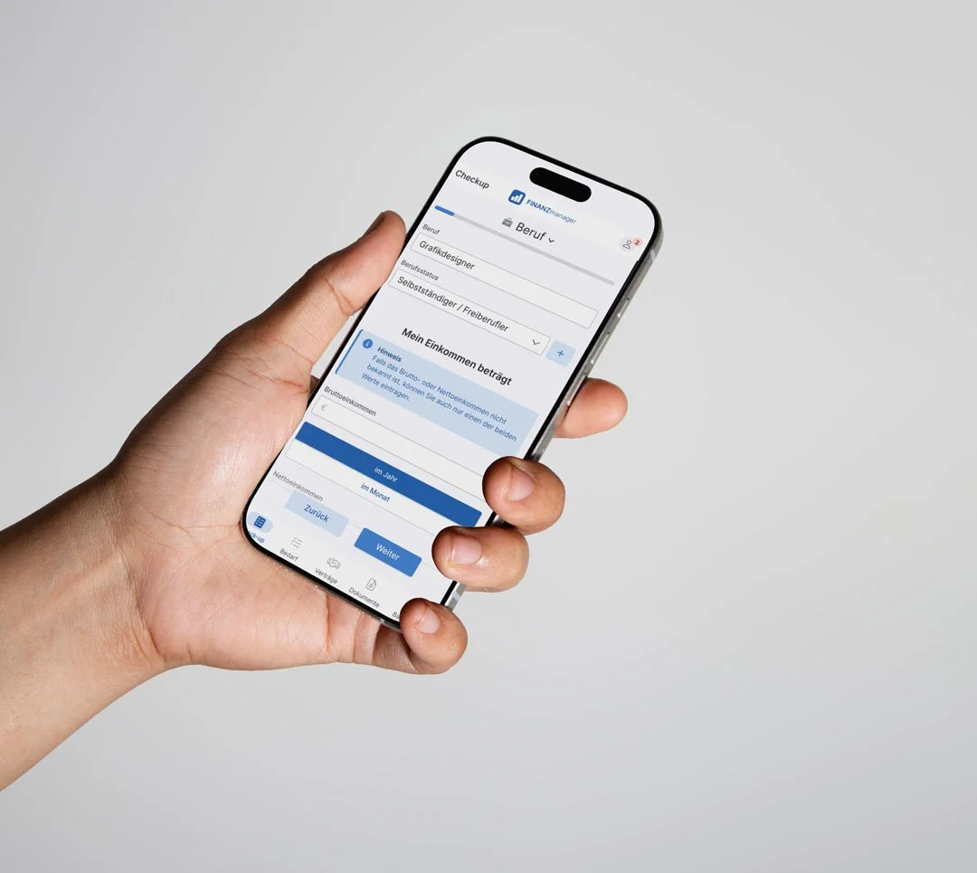 Foto einer Hand mit iPhone, in dem man die Oberfläche der Finanzmanager App sieht