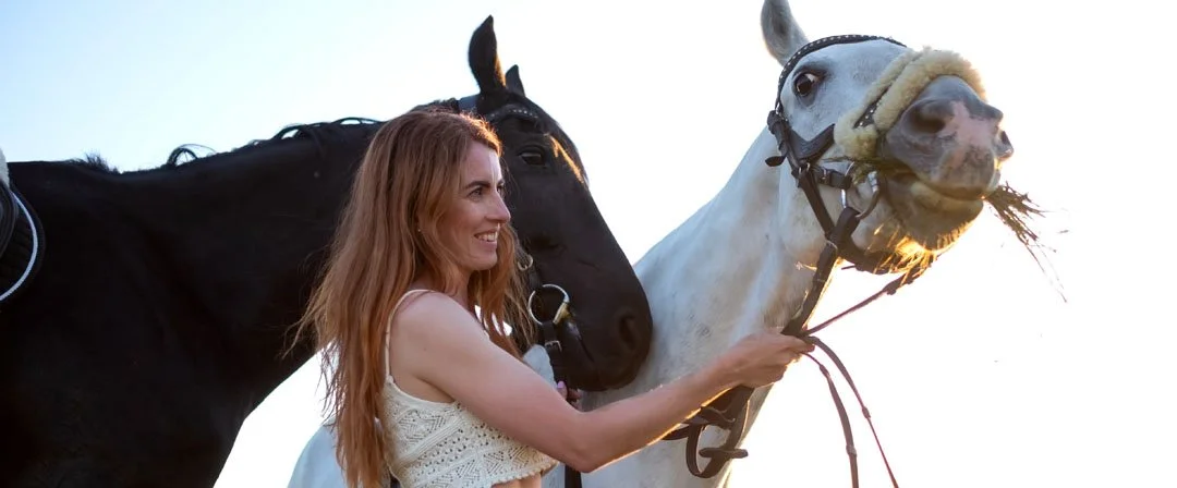 Foto einer Frau mit zwei Pferden