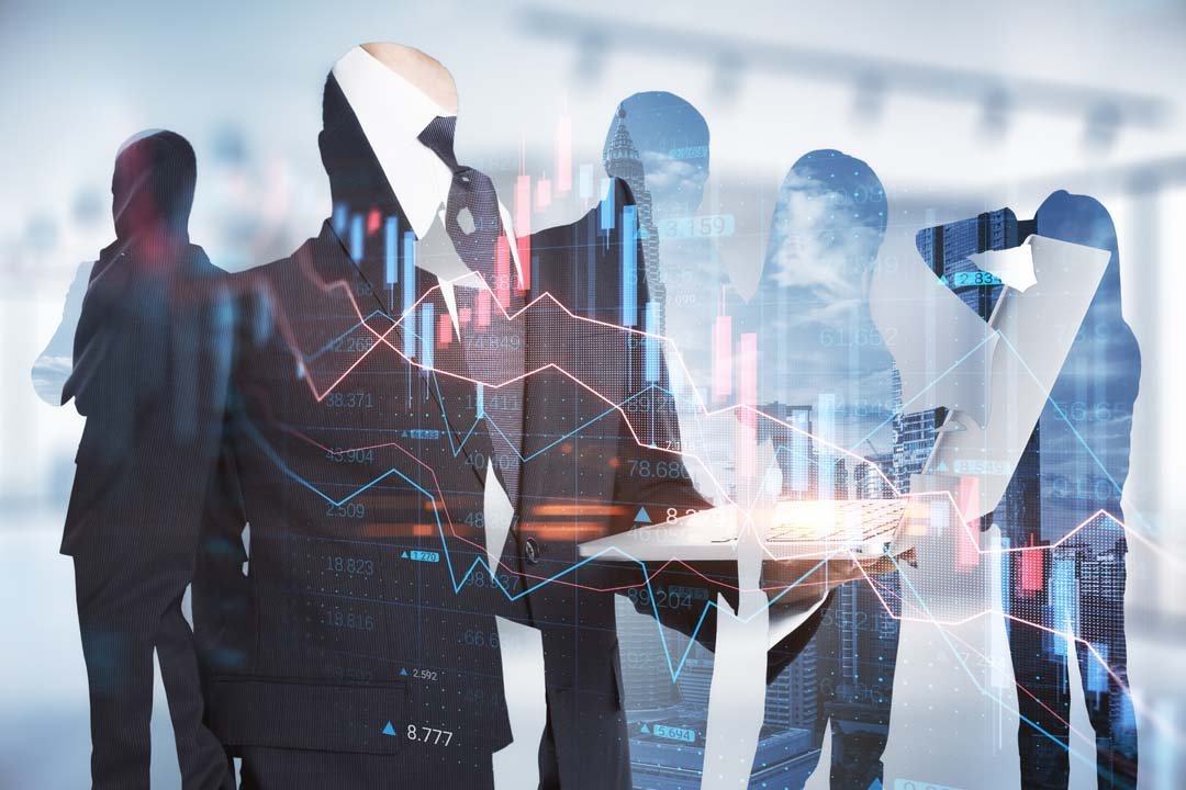 Bildkomposition von Menschen überblendet in einen Aktienkurs