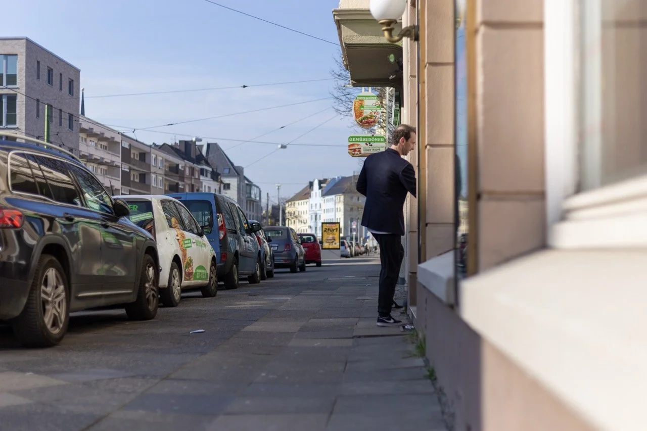 Thomas Ploch, wie er eine Haustür öffnet