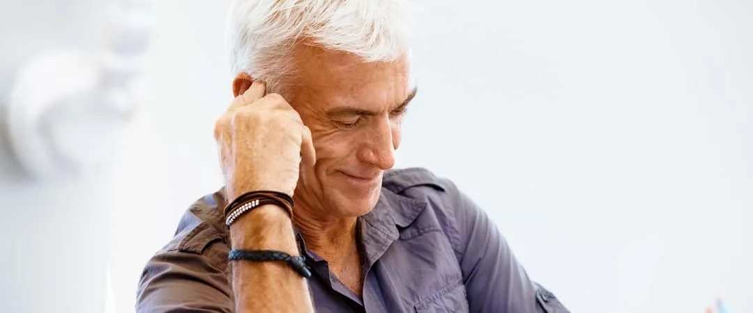 Foto eines zufriedenen alten Mannes mit weißen Haaren