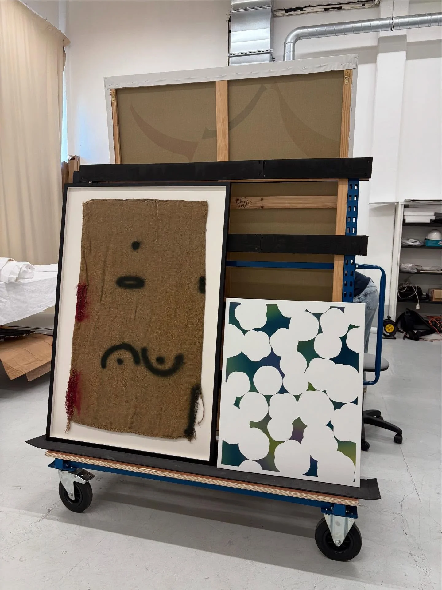 📯Lorsque de nouvelles acquisitions viennent enrichir les collections du @fondsartcontemporain_paris, une phase de documentation g&eacute;n&eacute;rale est r&eacute;alis&eacute;e afin de collecter autant de donn&eacute;es que possible &agrave; leur a