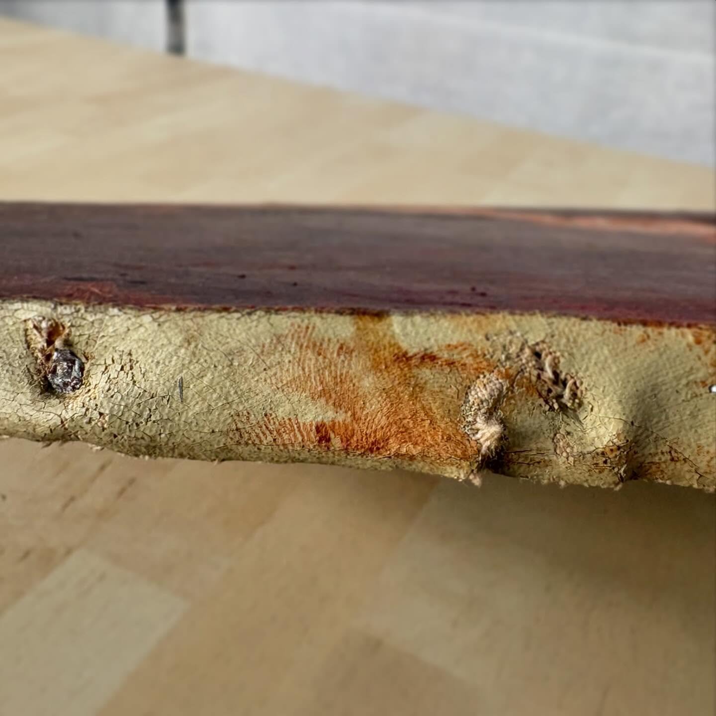 👀 Lorsqu&rsquo;on tombe sur des empreintes digitales anciennes sur une &oelig;uvre, qu&rsquo;elles apparaissent dans des teintes similaires &agrave; celles de la couche picturale et qu&rsquo;elles semblent avoir &eacute;t&eacute; laiss&eacute;es acc