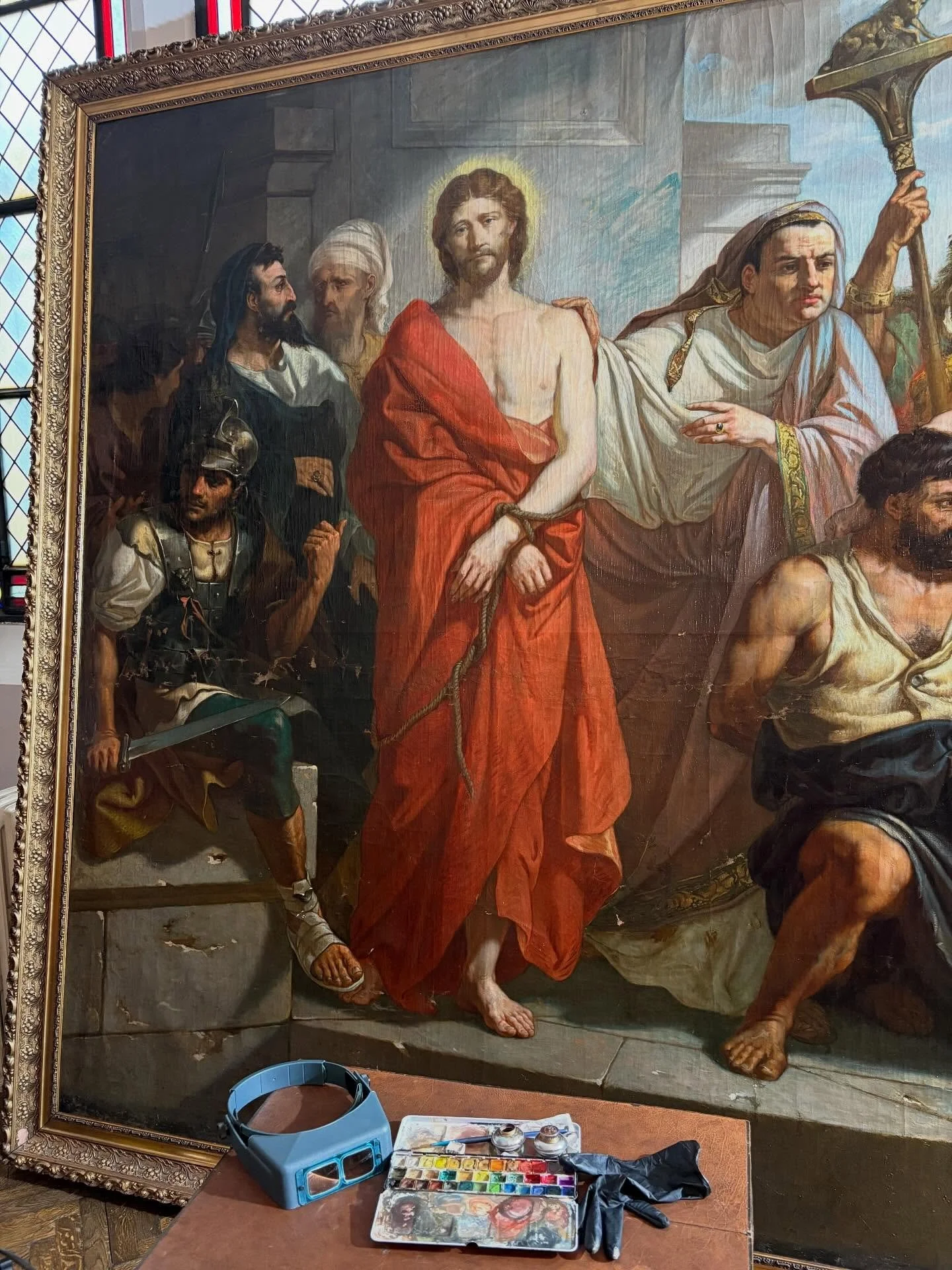 Apr&egrave;s de multiples &eacute;tapes de travail sur ce tableau de grand format - qui pr&eacute;sentait toutes les nuances de gris fonc&eacute;s avant le nettoyage 🫣 - la phase de la retouche est arriv&eacute;e 🖌️

🪄 Quand tous les anciens accid