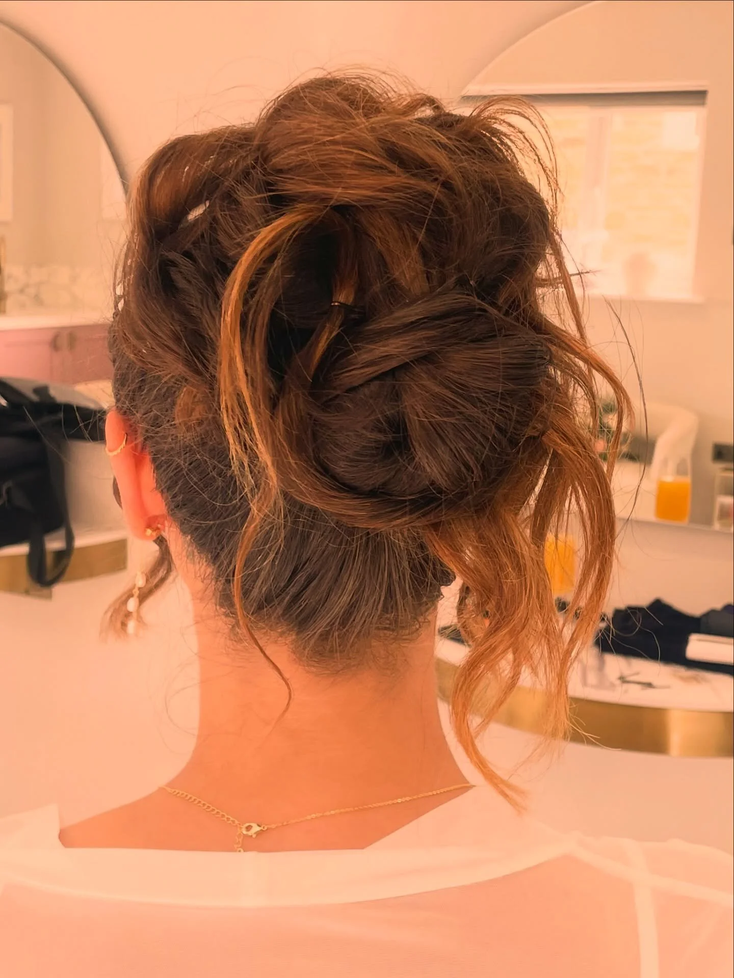 My favourite hairstyle trend of 2025 🤍
&bull;
The Pamela Anderson&ndash;inspired messy bun is effortlessly chic and endlessly versatile. From high and loose to softly twisted or styled into a vertical bun, this look works for everyday glam or elevat