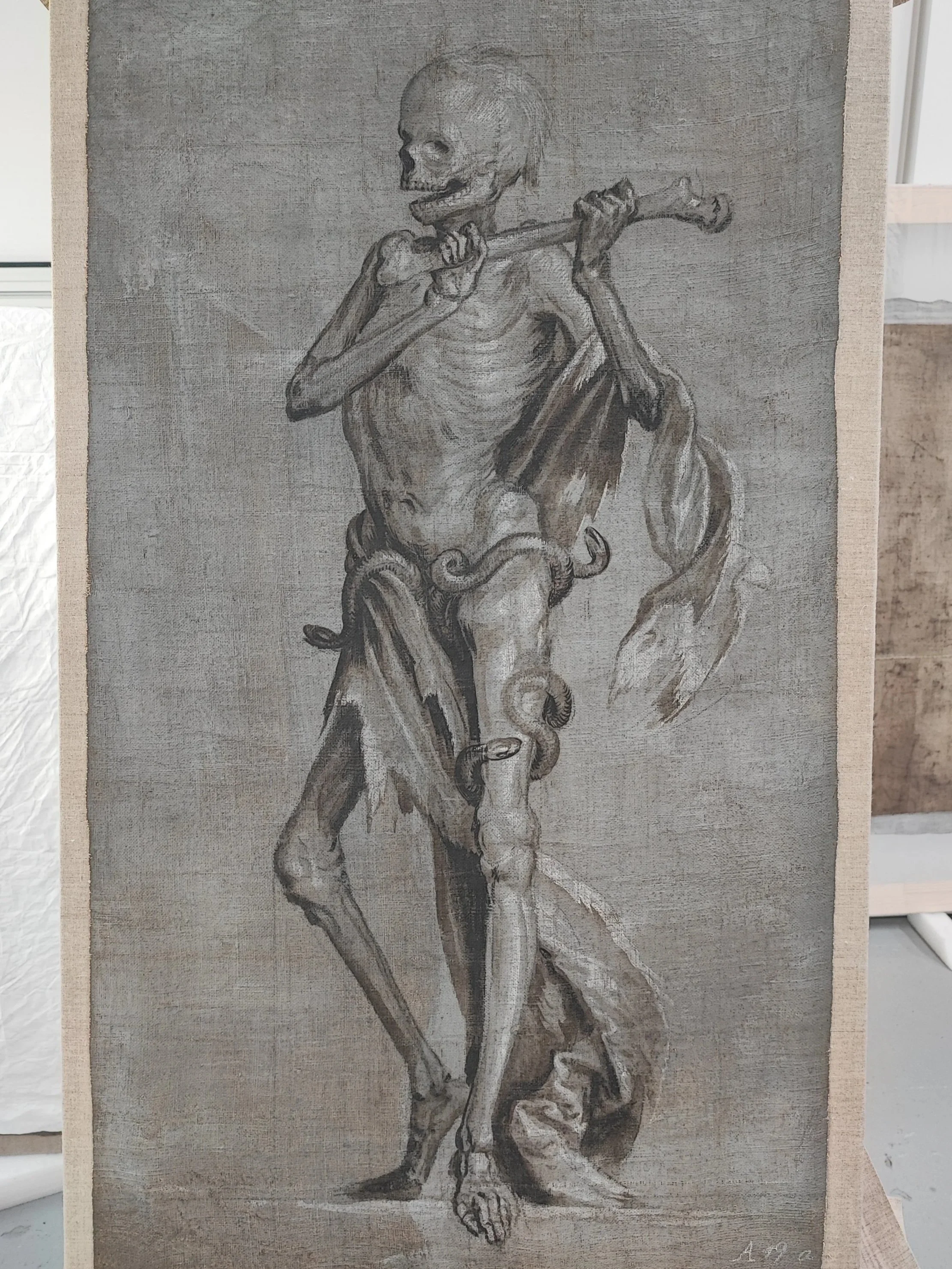 Peinture monochrome représentant un squelette humain avec des éléments aquatiques comme un serpent et un tissu, dans un style artistique sombre et détaillé.