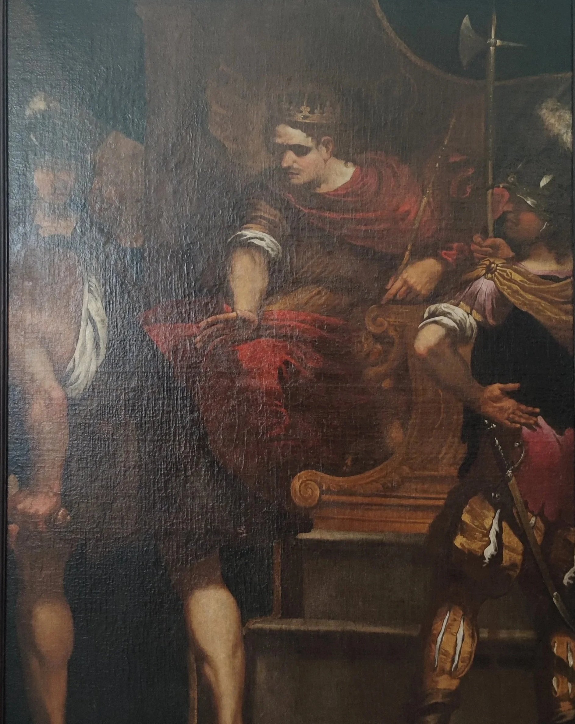 Peinture représentant un roi assis, portant une couronne et une cape rouge, avec deux hommes en costume à ses côtés.