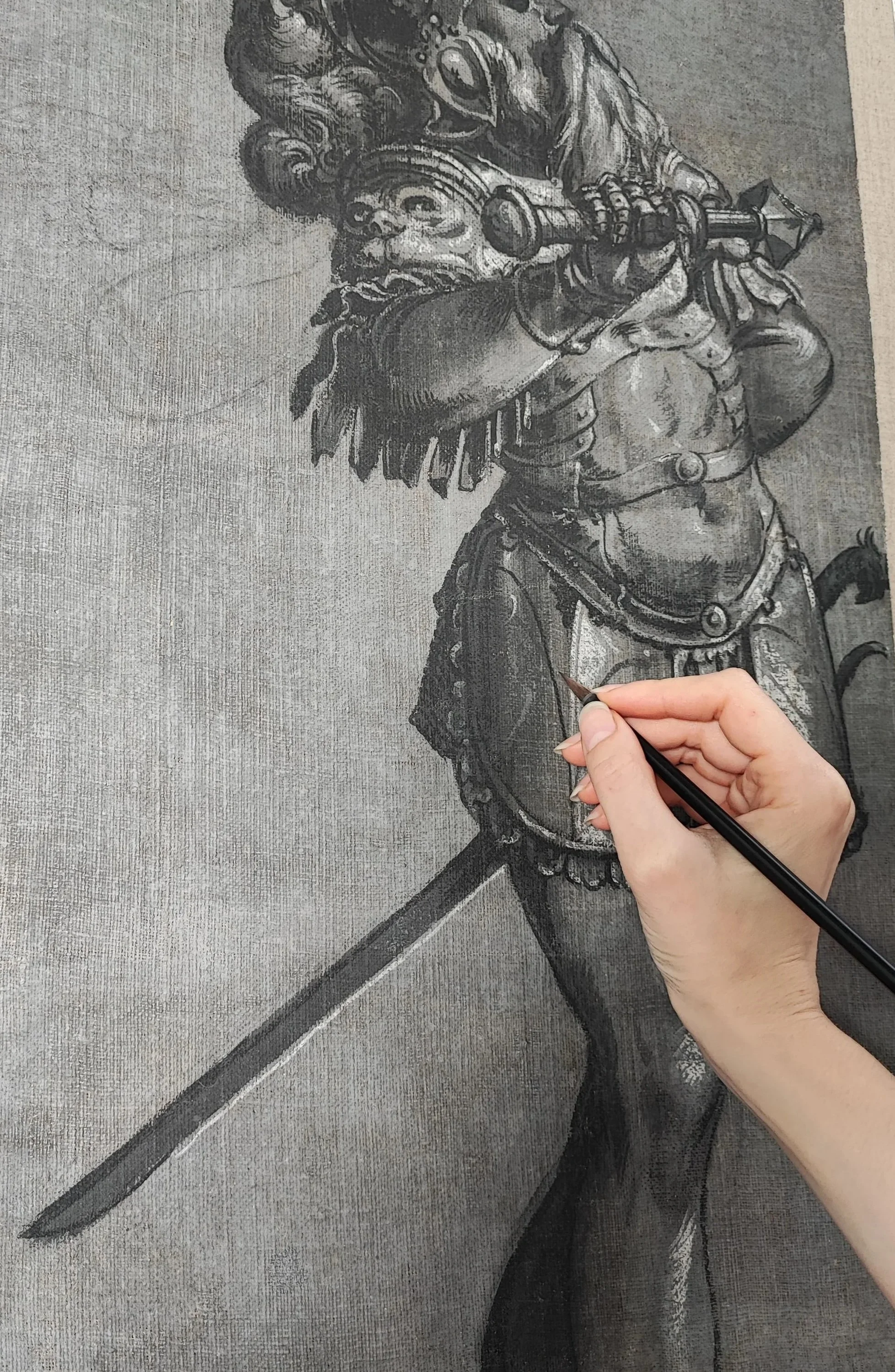 Dessin monochrome d'un guerrier avec une armure de style animal, brandissant une épée, avec un casque à motif d'animal et une crinière ou un feuillage en haut de la tête.