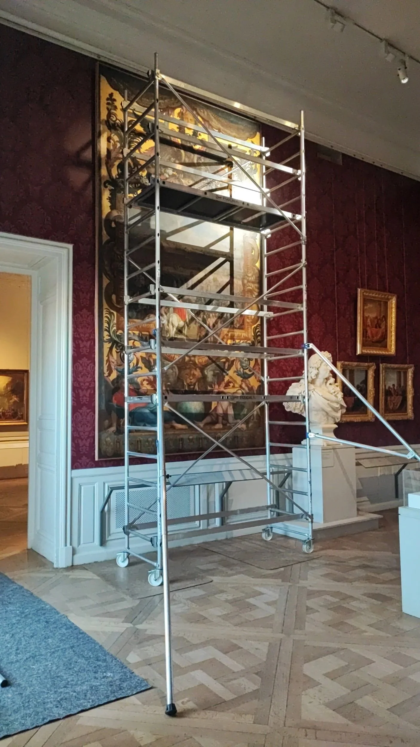 Échafaudage en atelier d'art dans un musée avec tableau et sculpture.