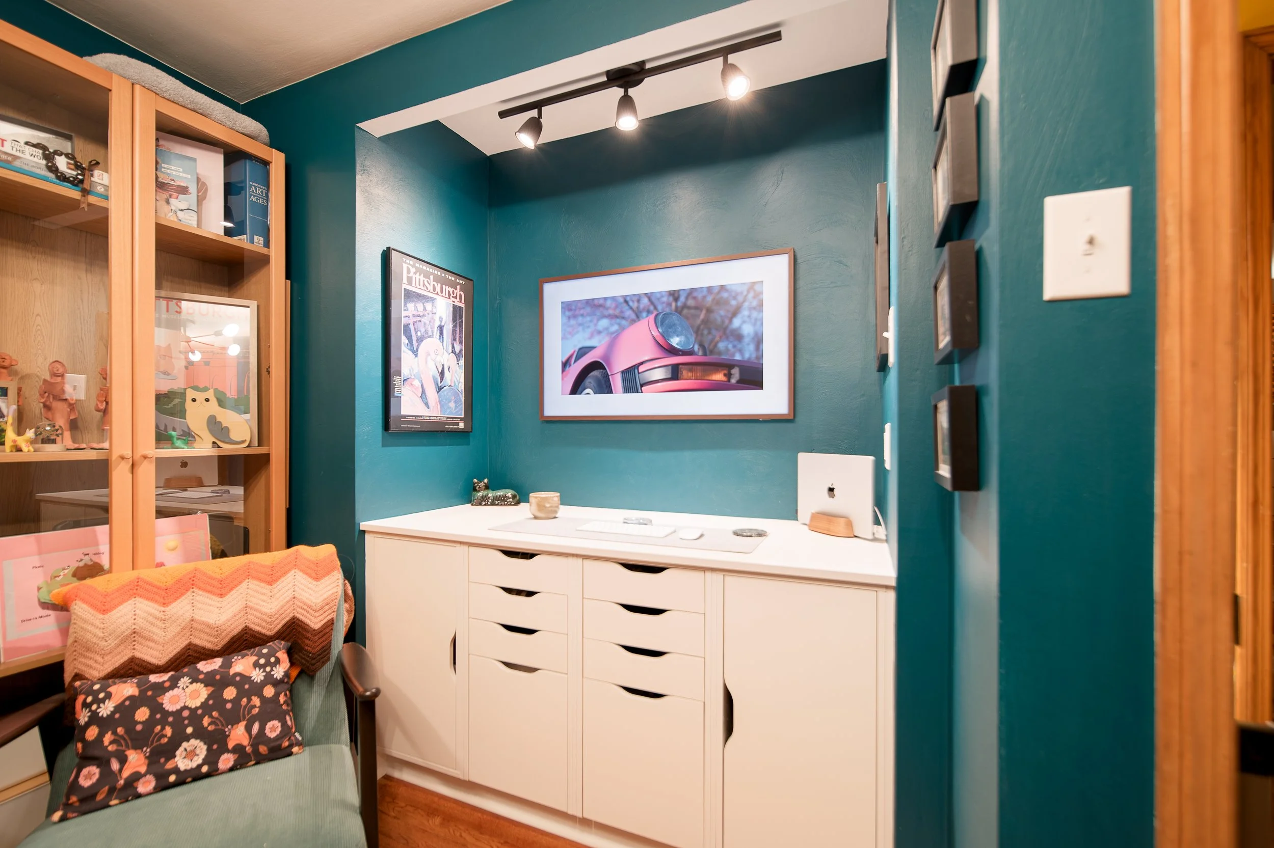 Closet-to-Office Niche Conversion