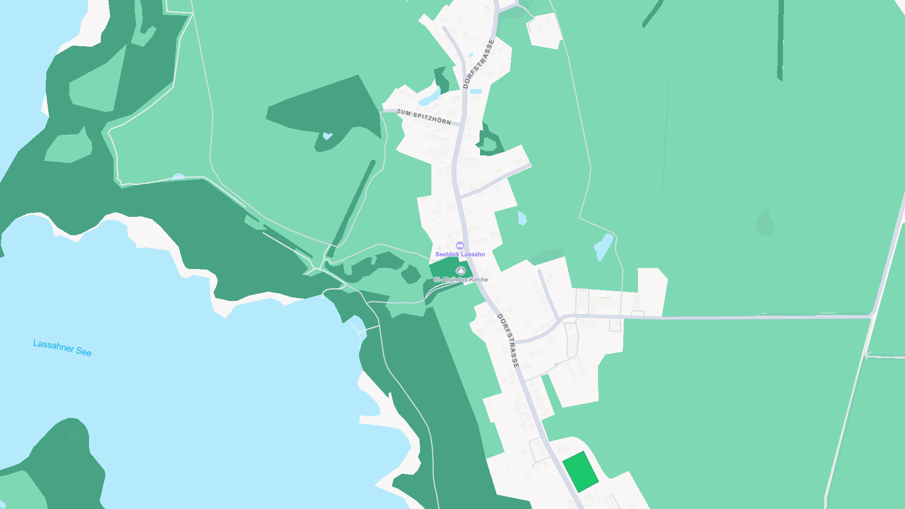 Karte des Gebietes um den Lassahner See mit Straßen, Waldflächen und einer Kirche in der Mitte.