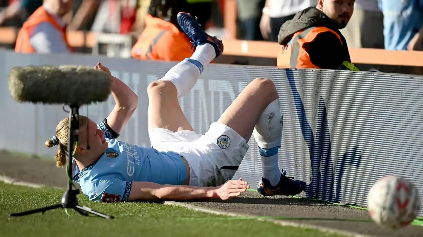 Quando una caviglia ferma un campione: il caso Haaland e cosa significa per un atleta d’élite