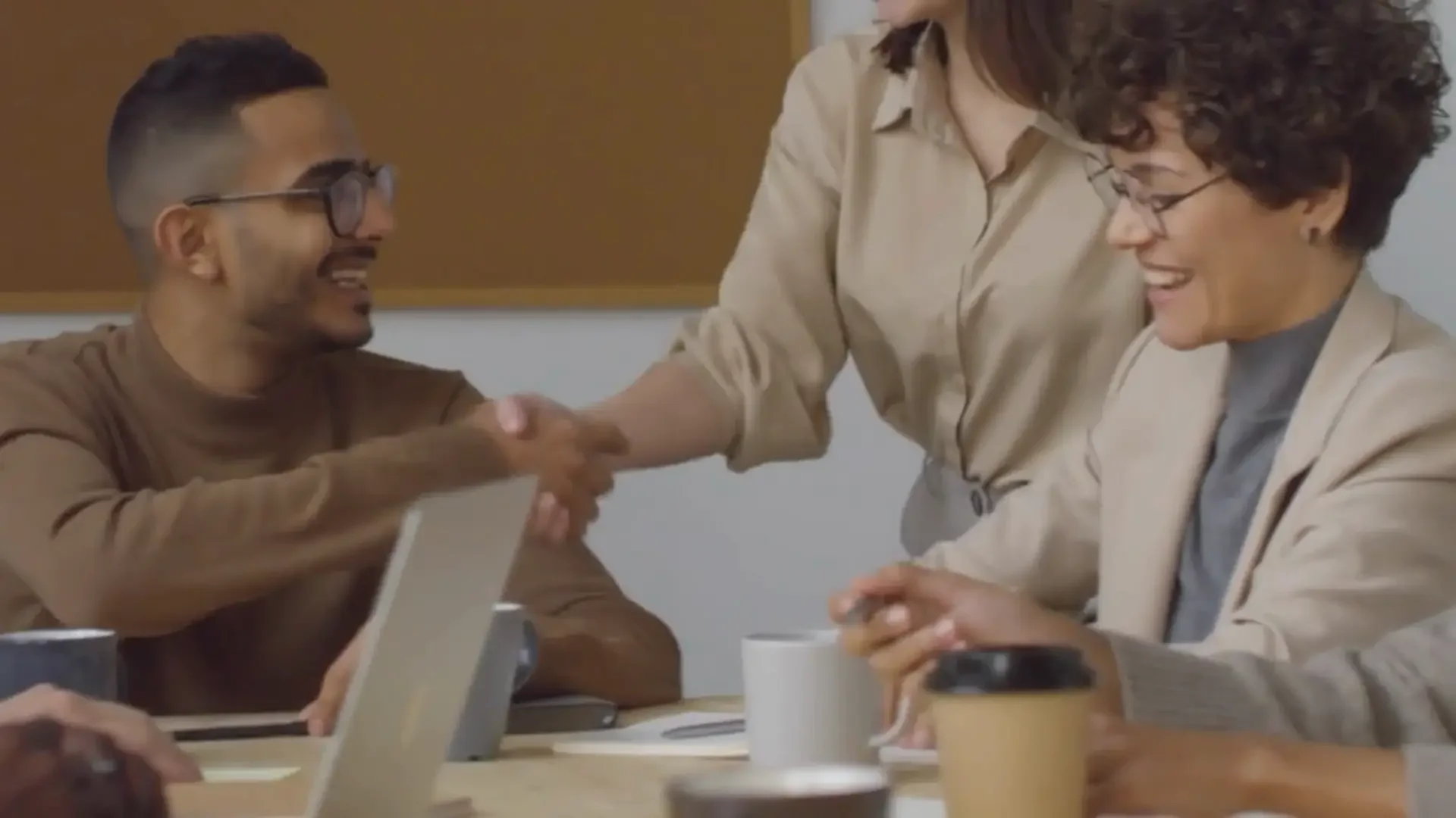 cerrando acuerdos.webp